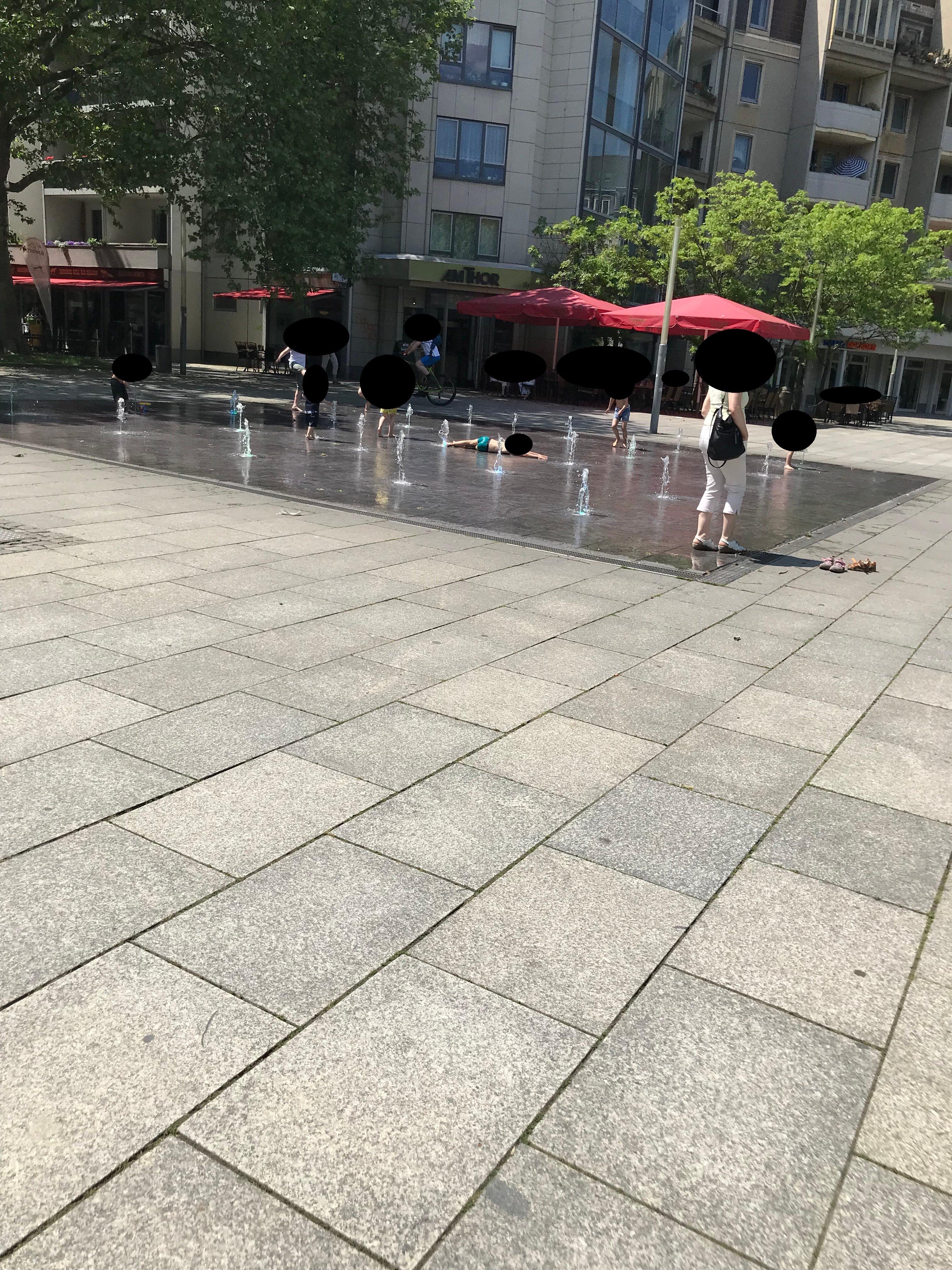 Beleuchtetes Wasserspiel