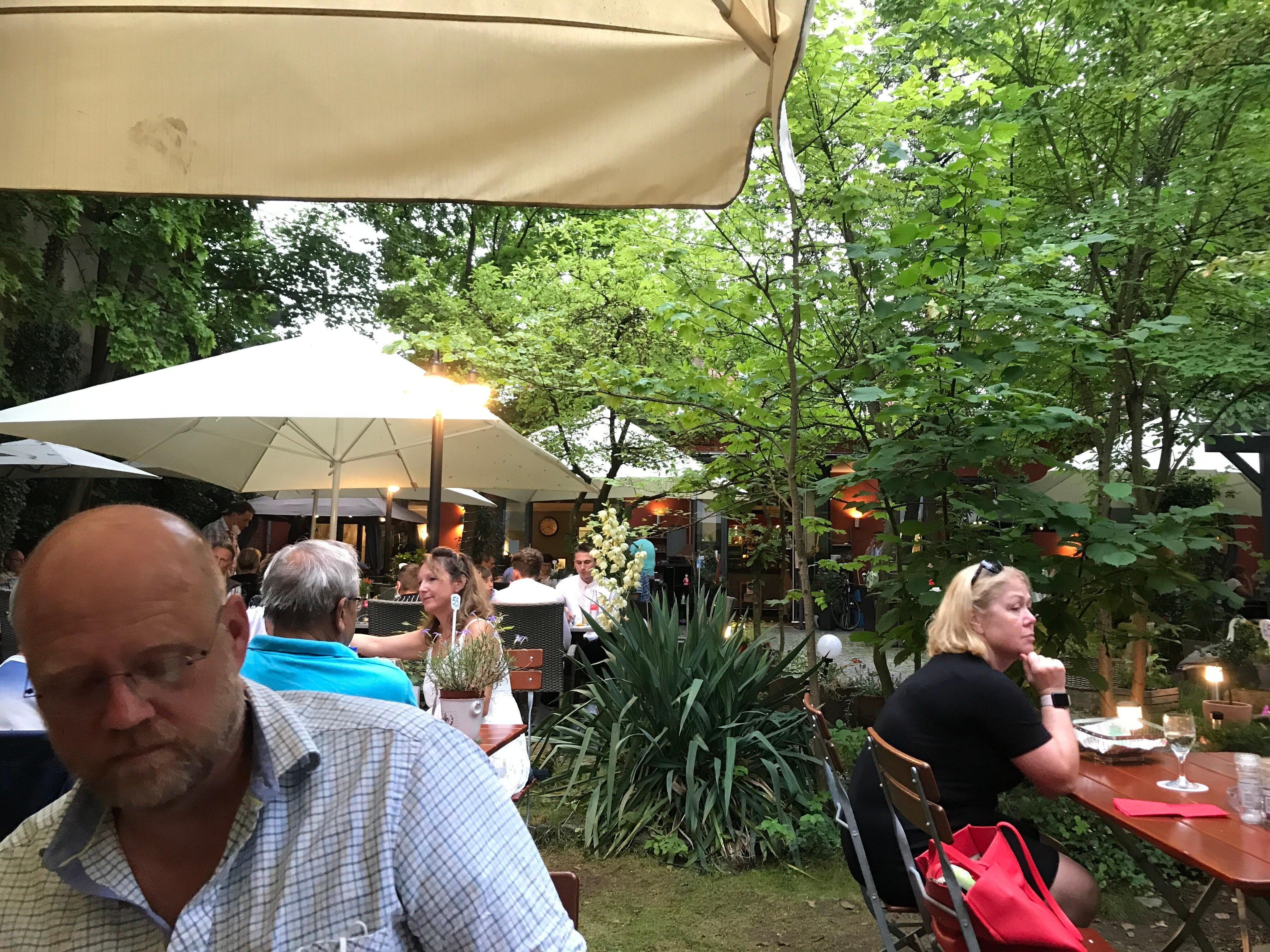 Kosta's Restaurant,Biergarten