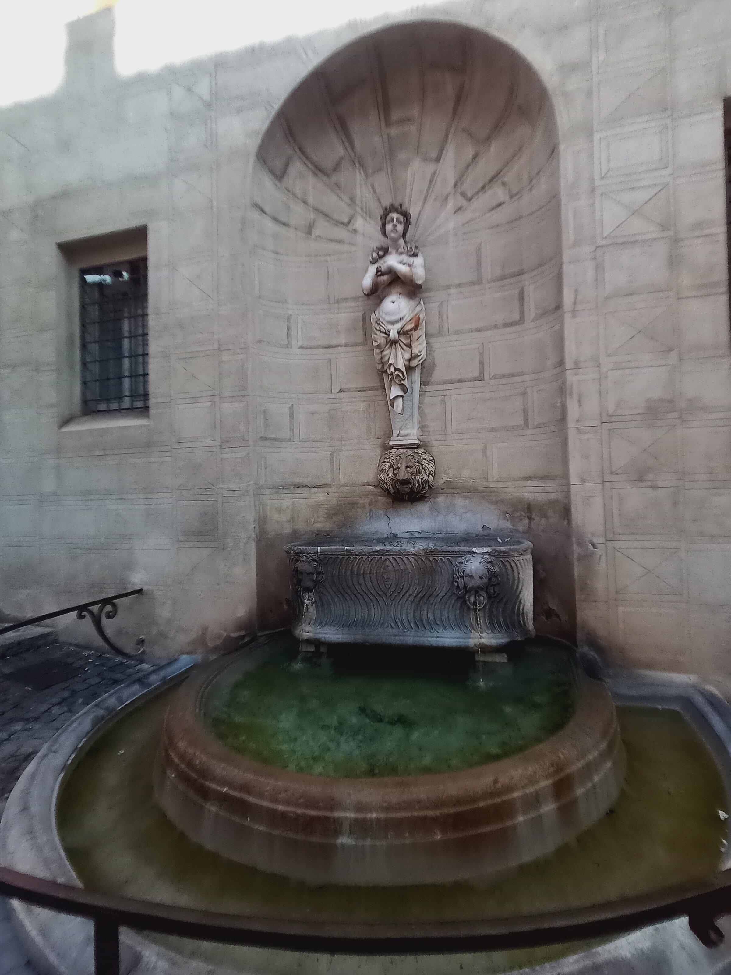 Fontana Delle Mammelle