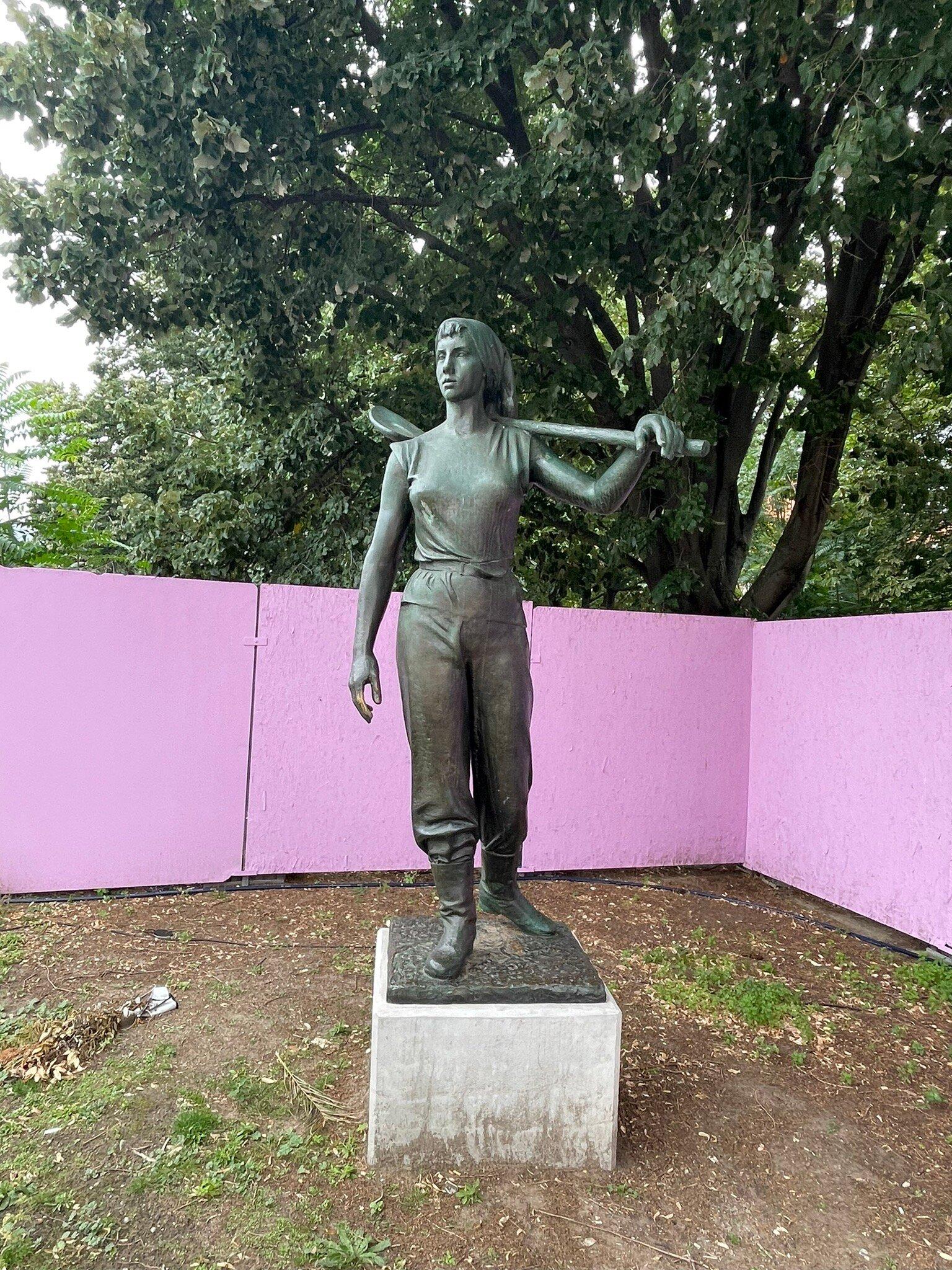 Denkmal "Aufbauhelferin und Aufbauhelfer"