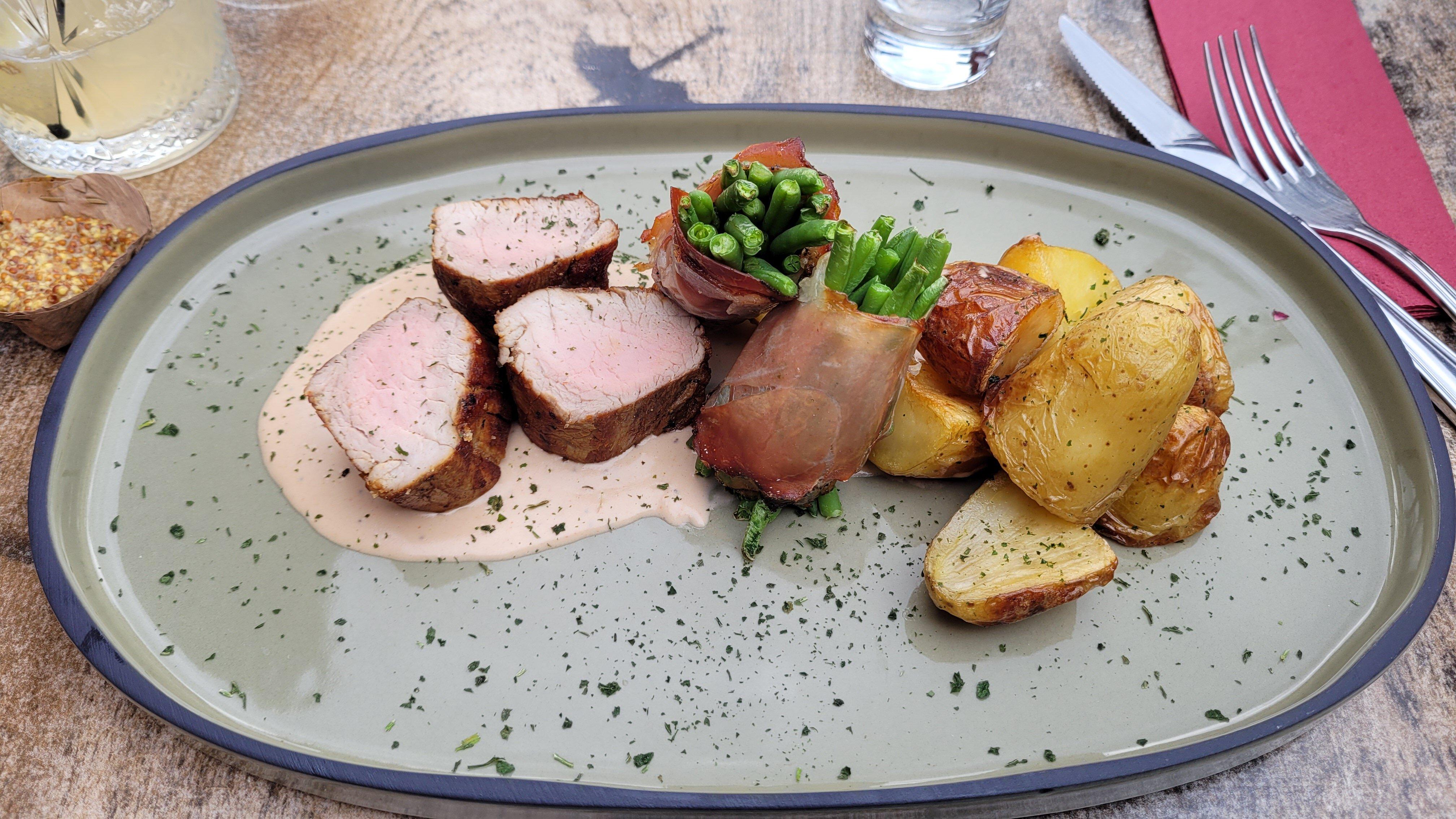 Le Sherpa Bar & Restaurant