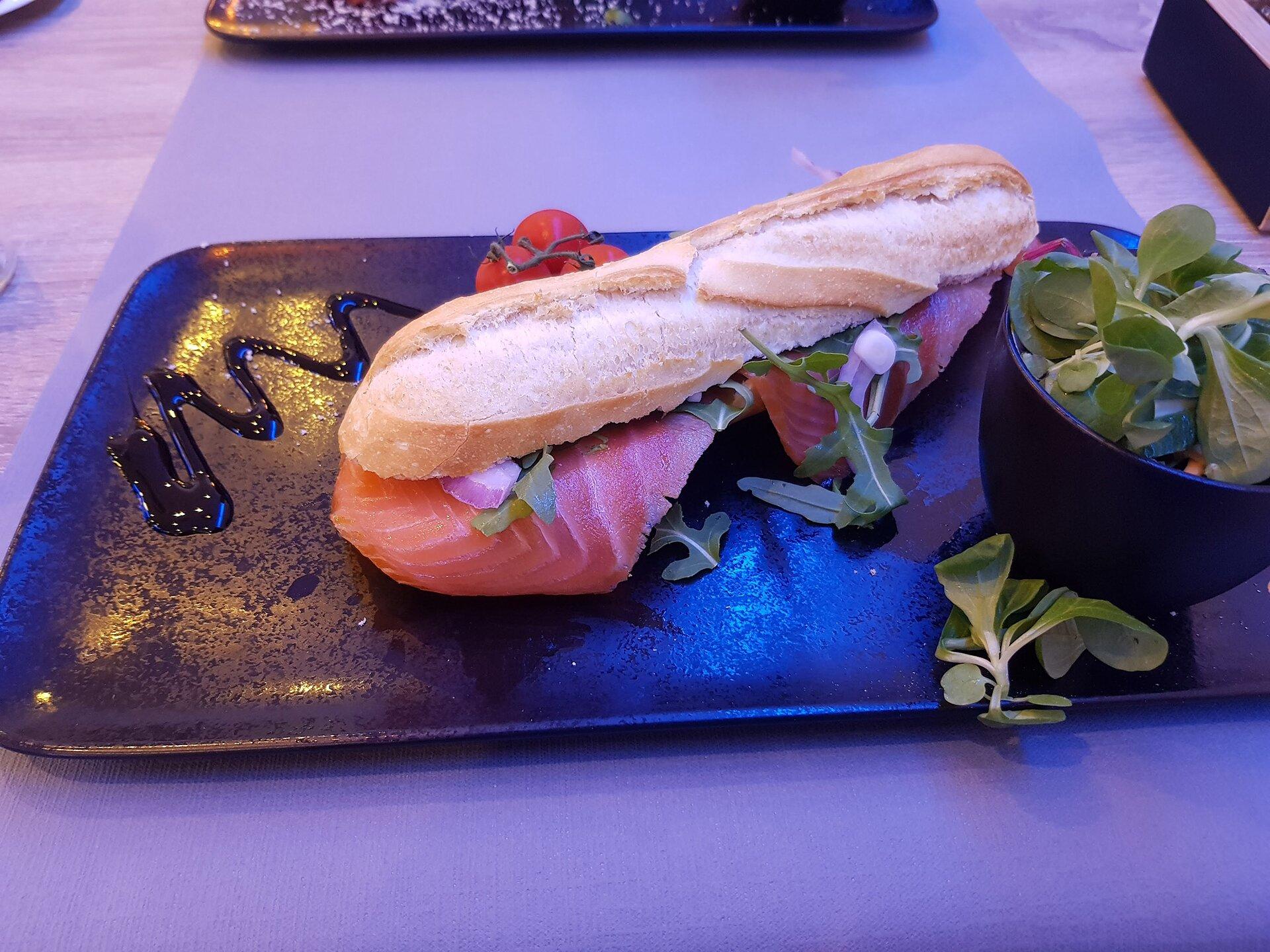 Saint Tropez - Restaurant & Lounge
