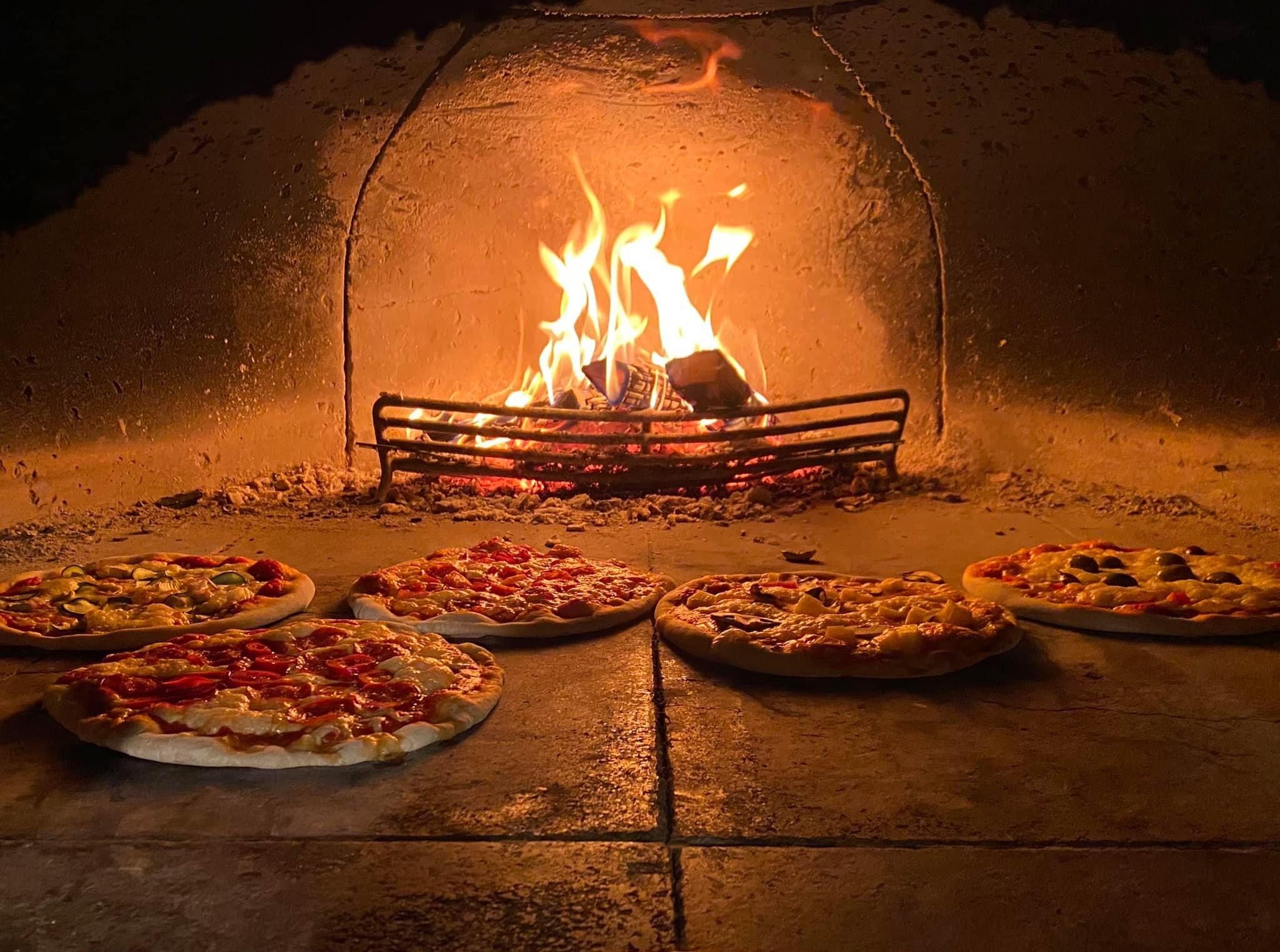 Riverbank Restaurant & Pizzeria