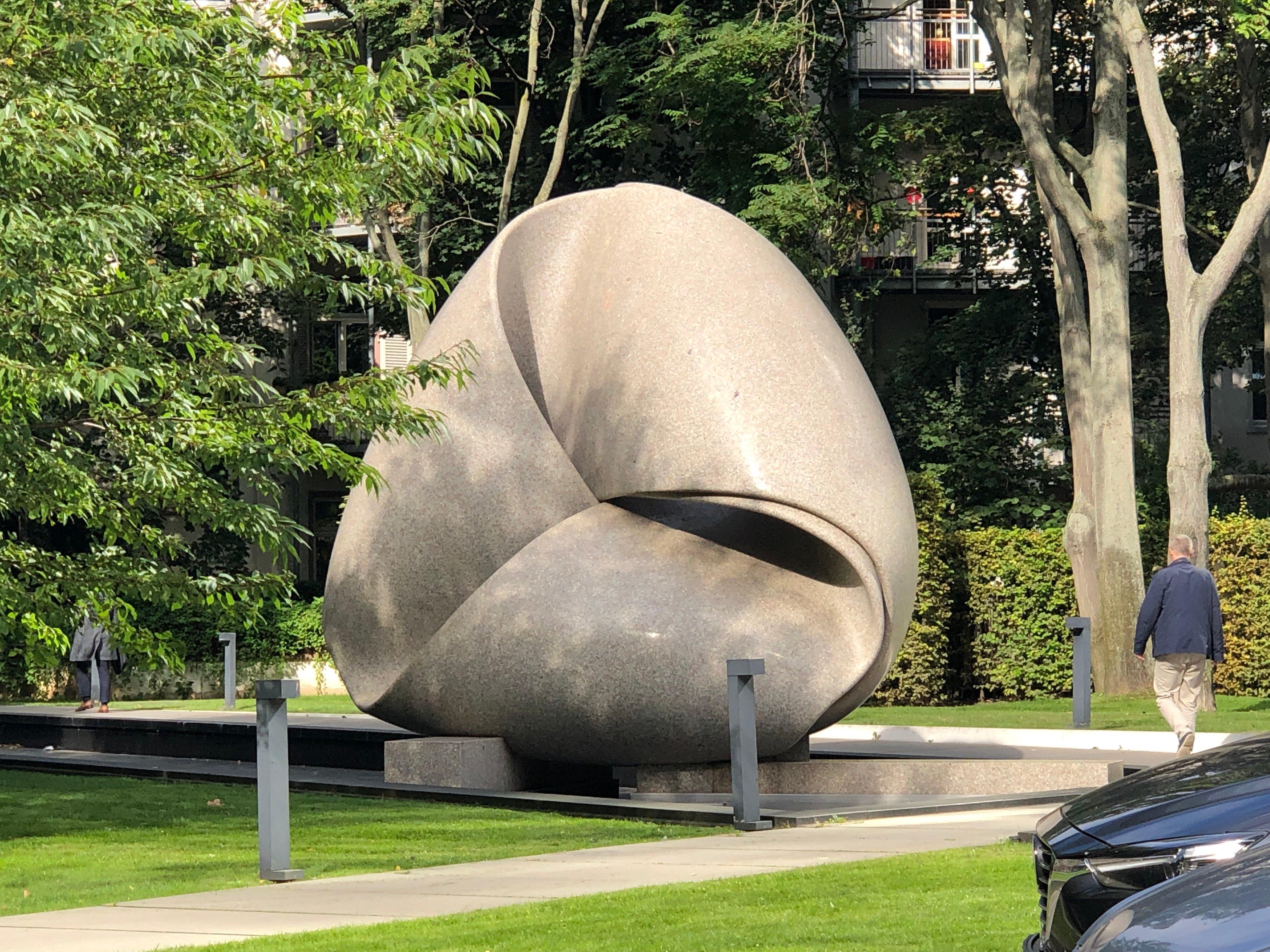Skulptur "kontinuität" Von Max Bill