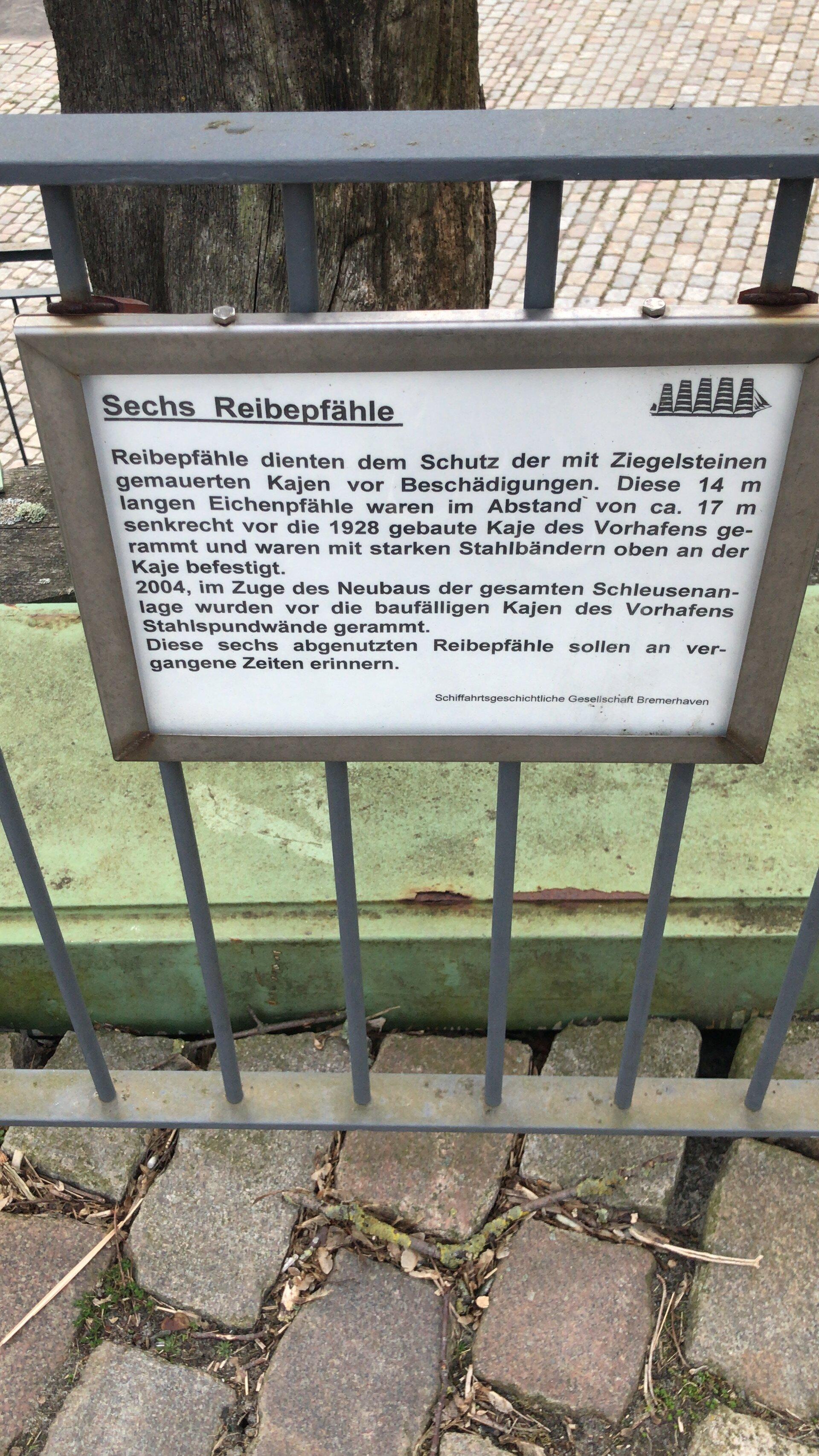 Sechs Reibepfähle