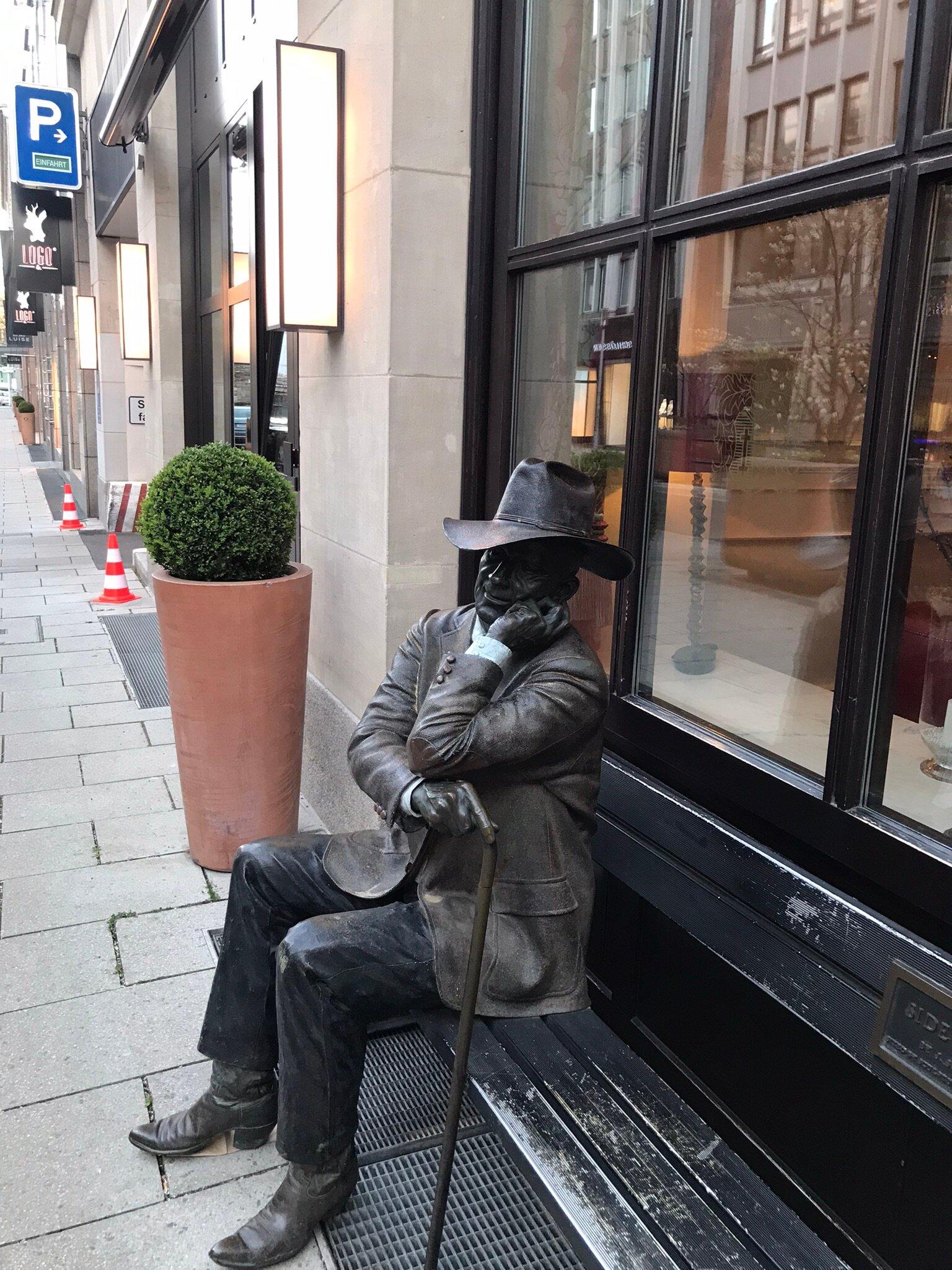 Mann Auf Der Bank - Sidewalk Judge