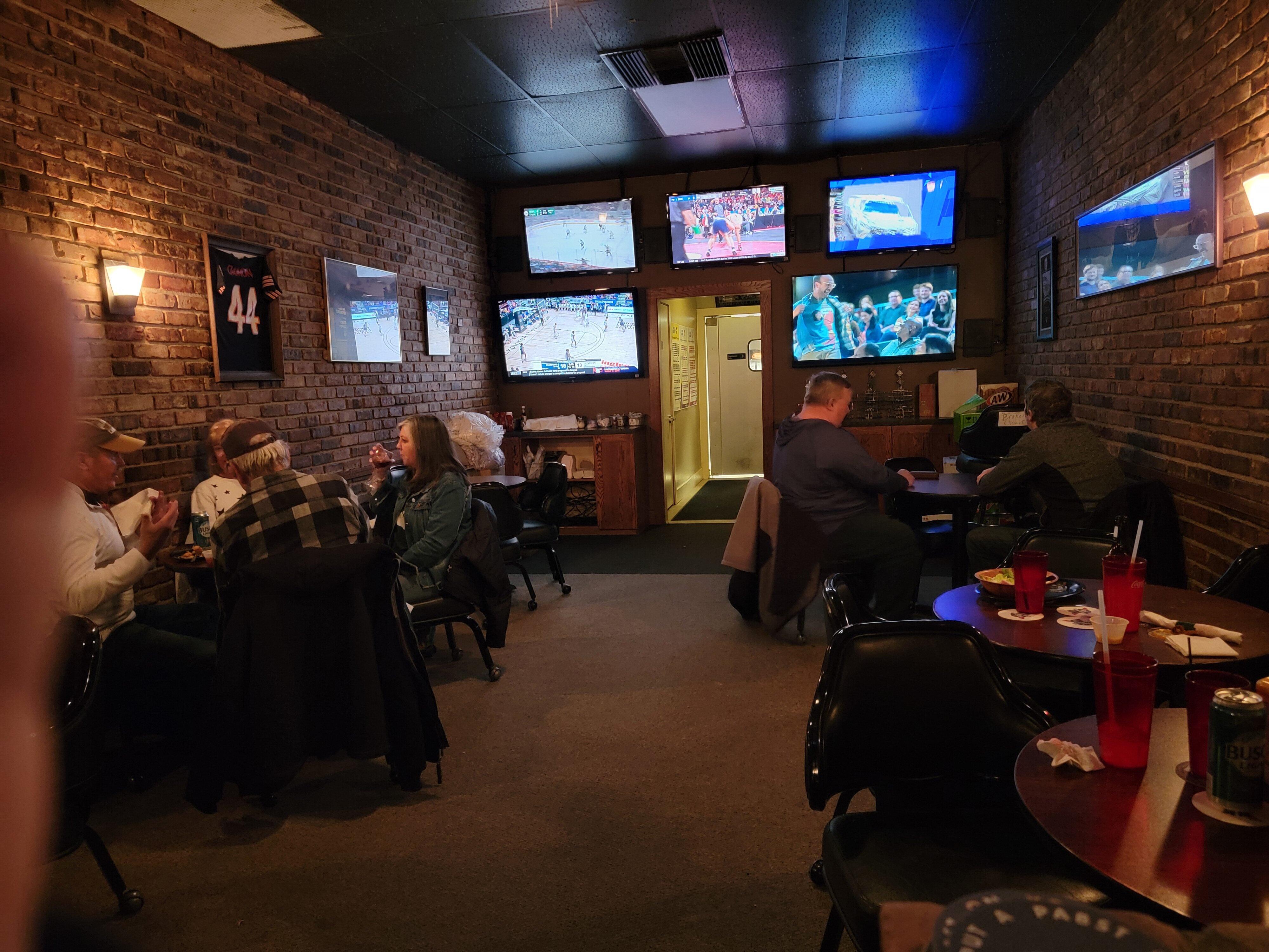 Damon's Sports Bar & Grill