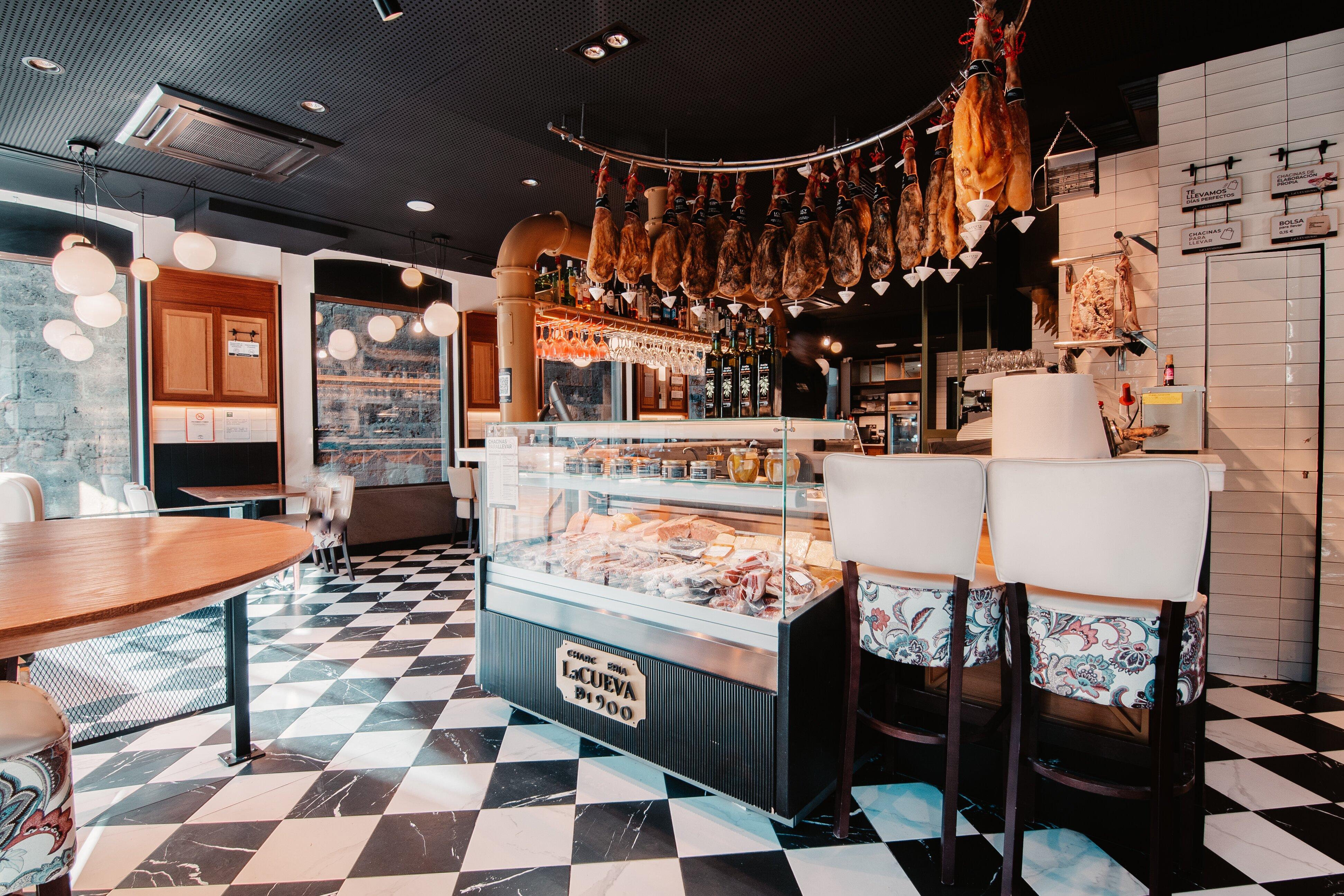 La Cueva de 1900 - Plaza Santa Ana, 1