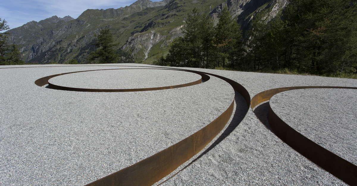 Land Art by Michael Heizer