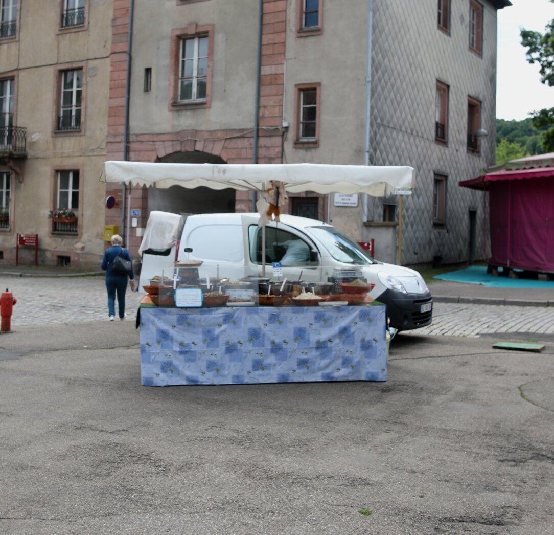 Marché Hebdomadaire Textile Et Alimentaire