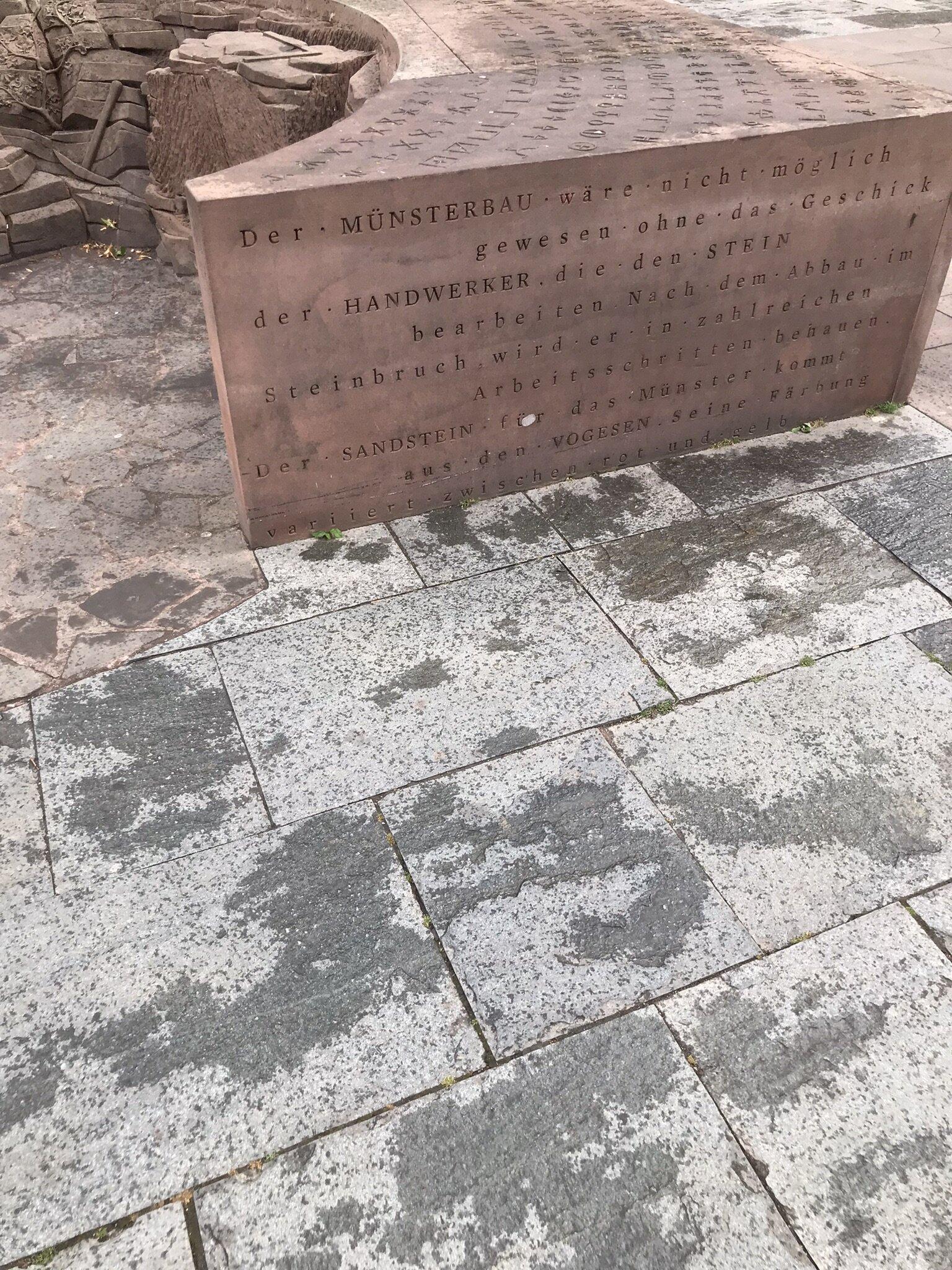 Statue Des Bâtisseurs De La Cathédrale