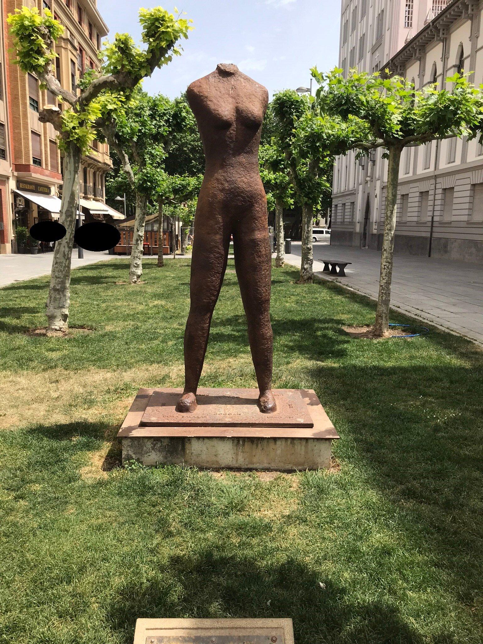 Gogoan En Recuerdo Statue