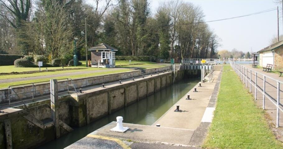 Shepperton Lock