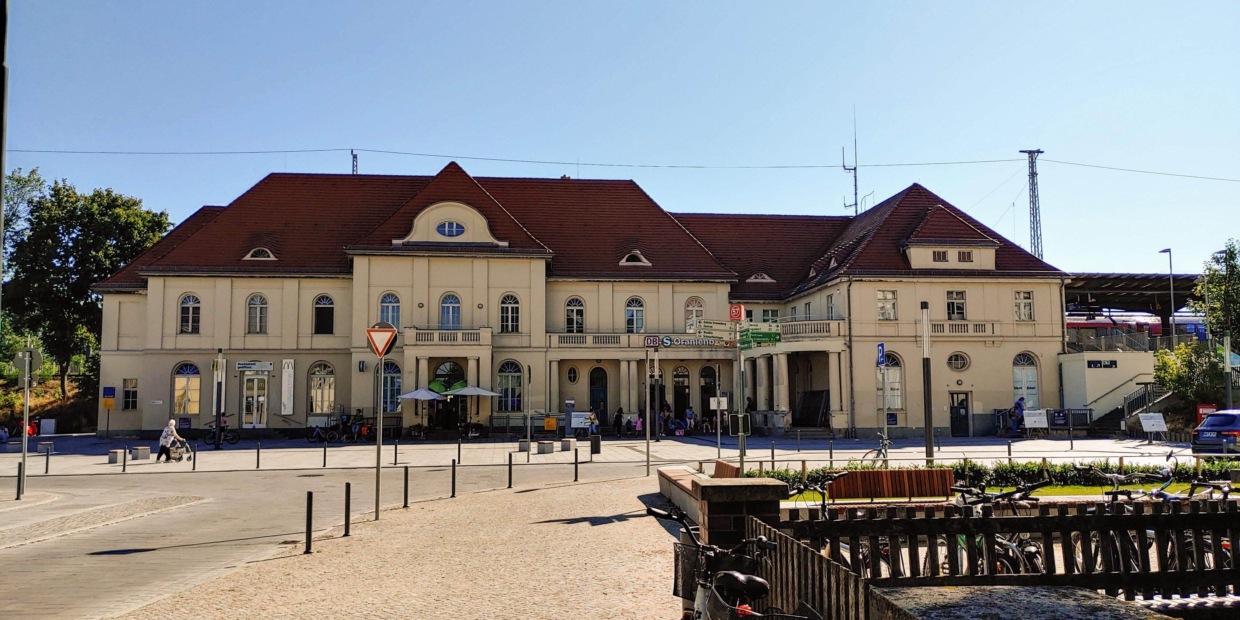 Bahnhofsplatz und Bahnhofsempfangsgebäude