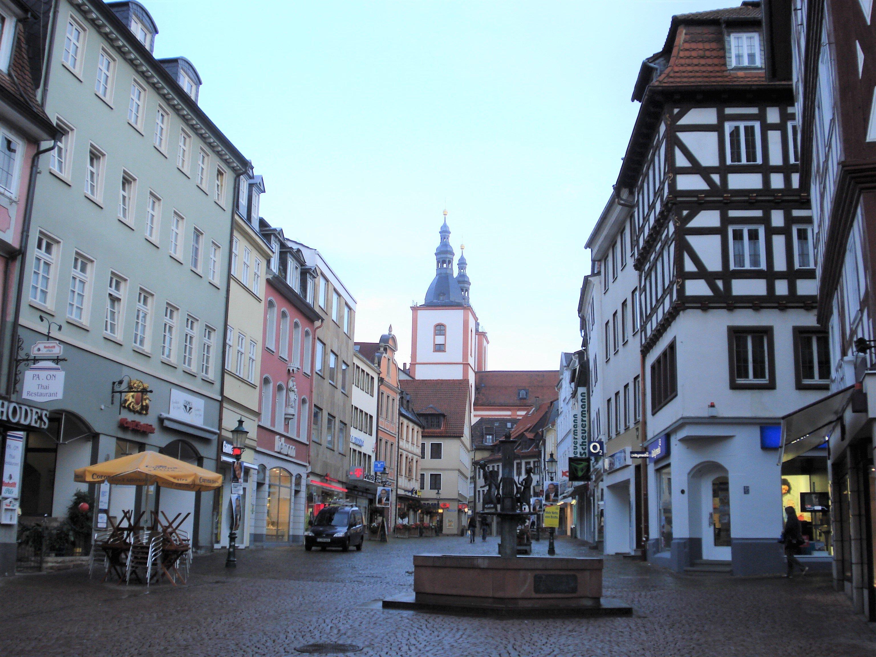 Brunnen Mit Wasserträgerinnen
