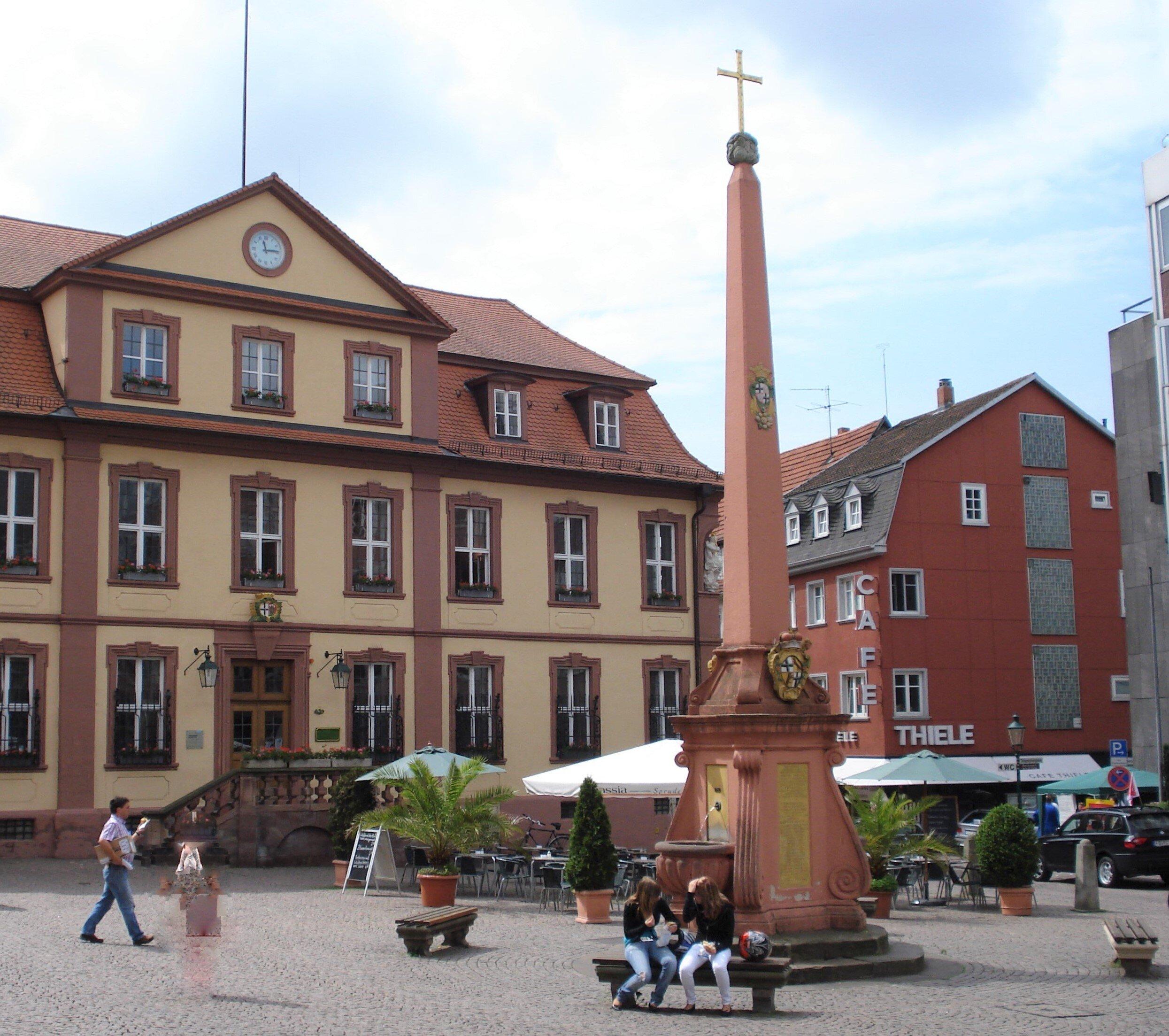 Obelisk Vor Der Stadtpfarrkirche St. Blasius