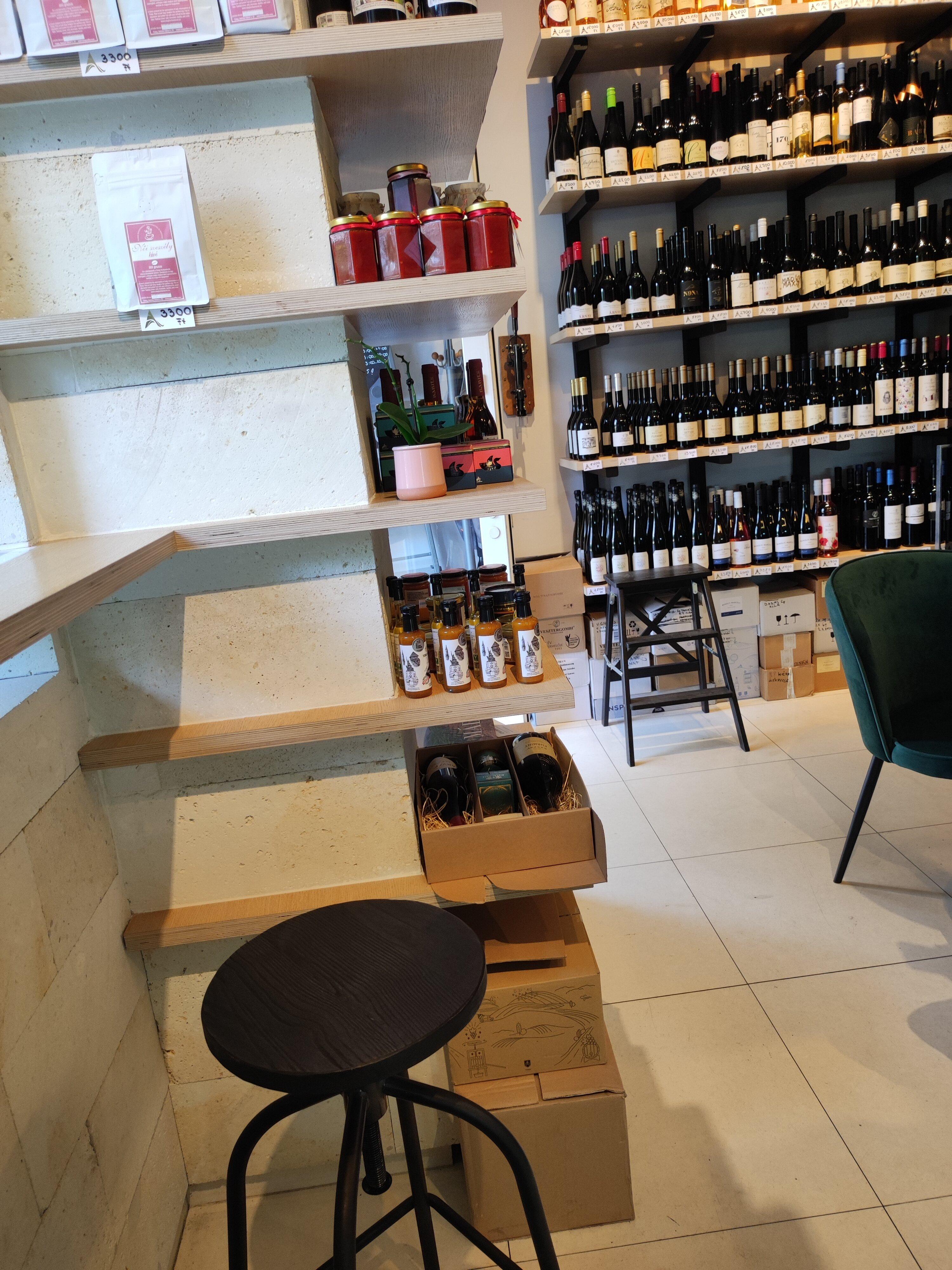 Adrienne Deluxe Premium Wine & Gift Box