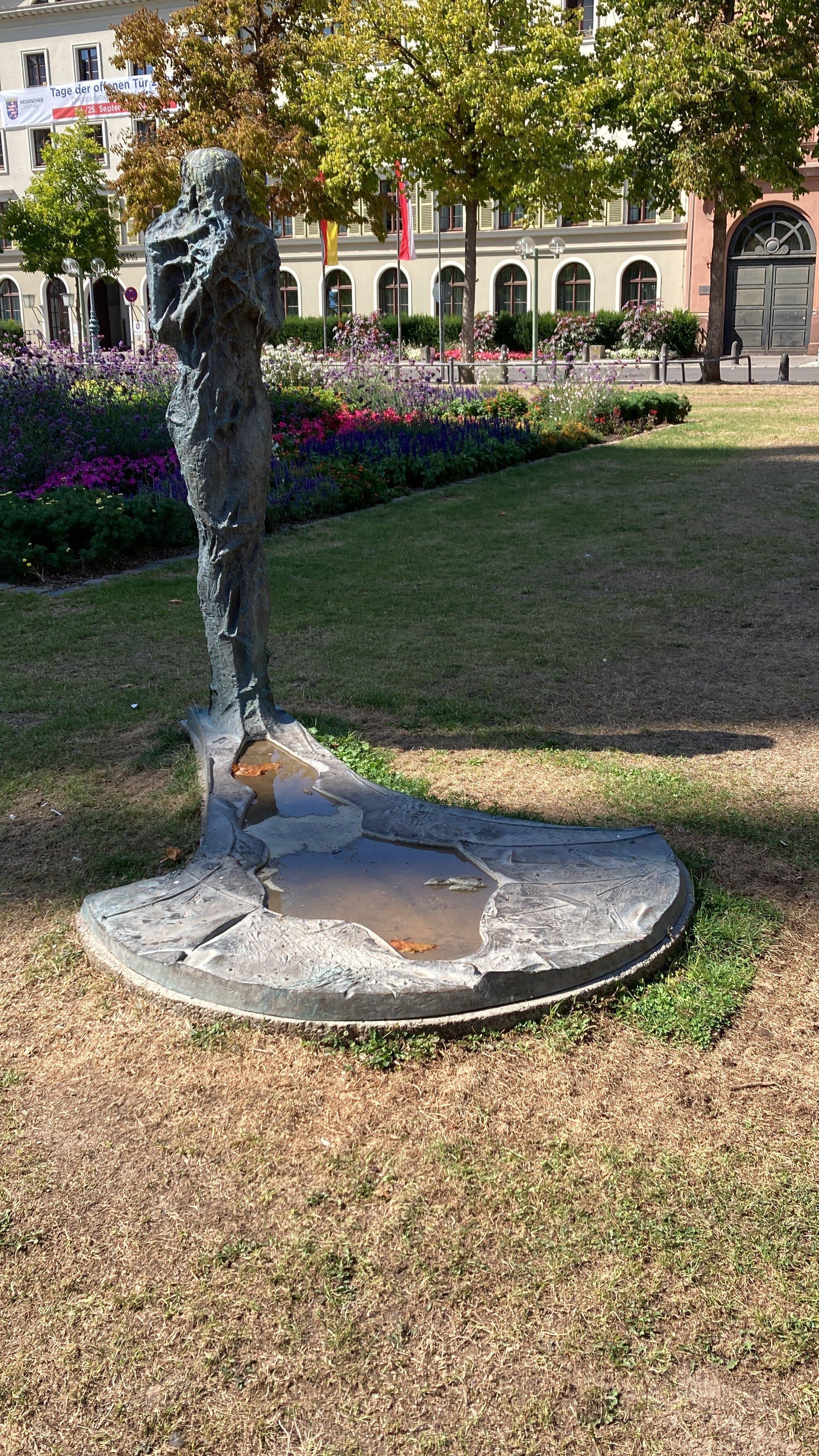 Skulptur Figur Mit Schatten