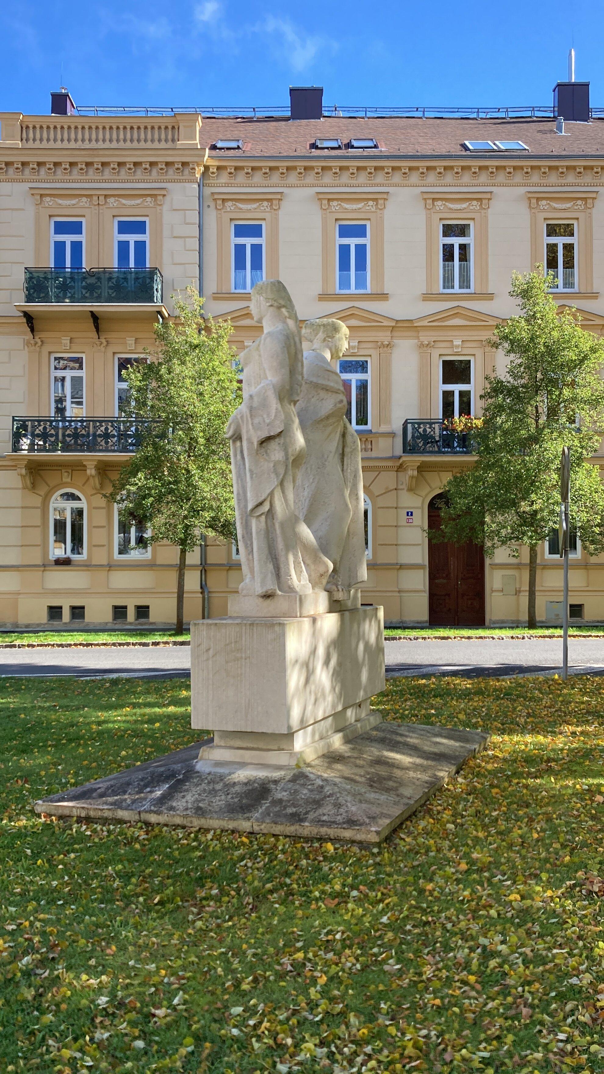 Frauenstatue (socha Zen)
