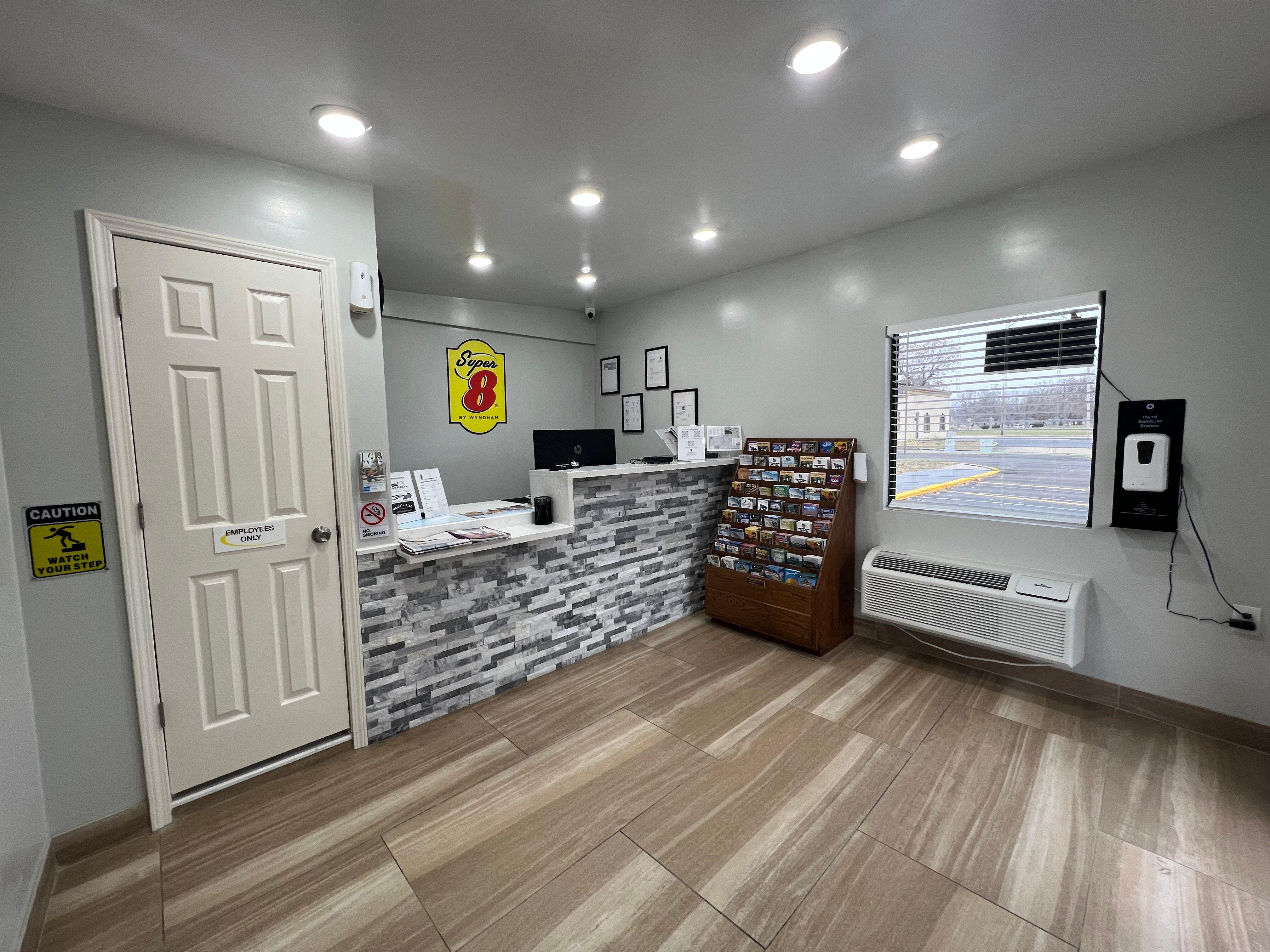 Super 8 by Wyndham Paducah I-24 EXIT 4