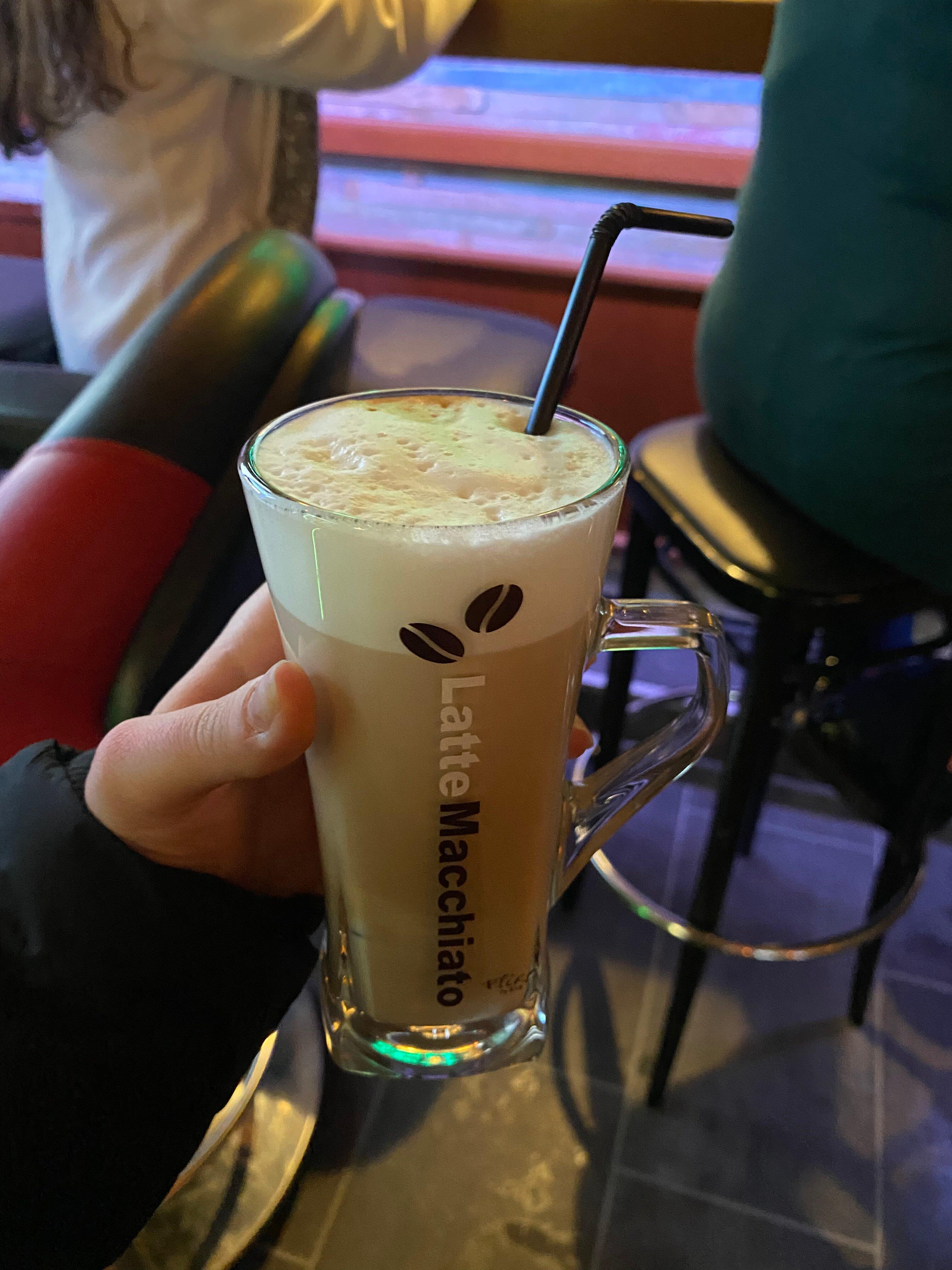 Pontiki tropical Cafe bar