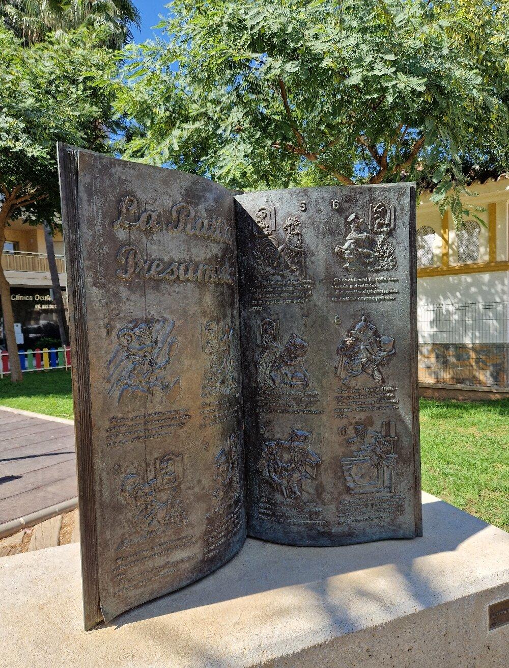 El Raton Perez Statue