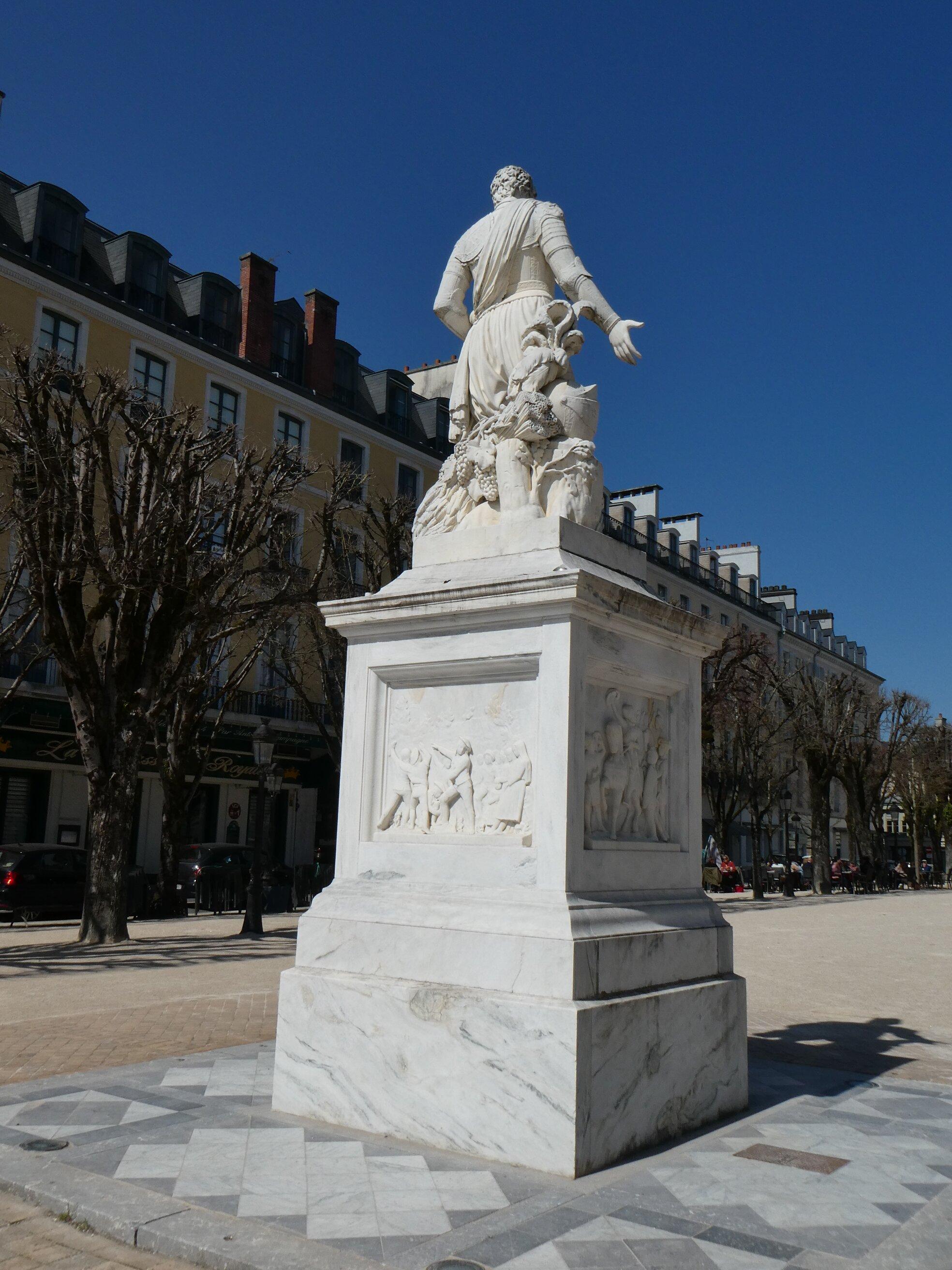 Statue D'henri Iv