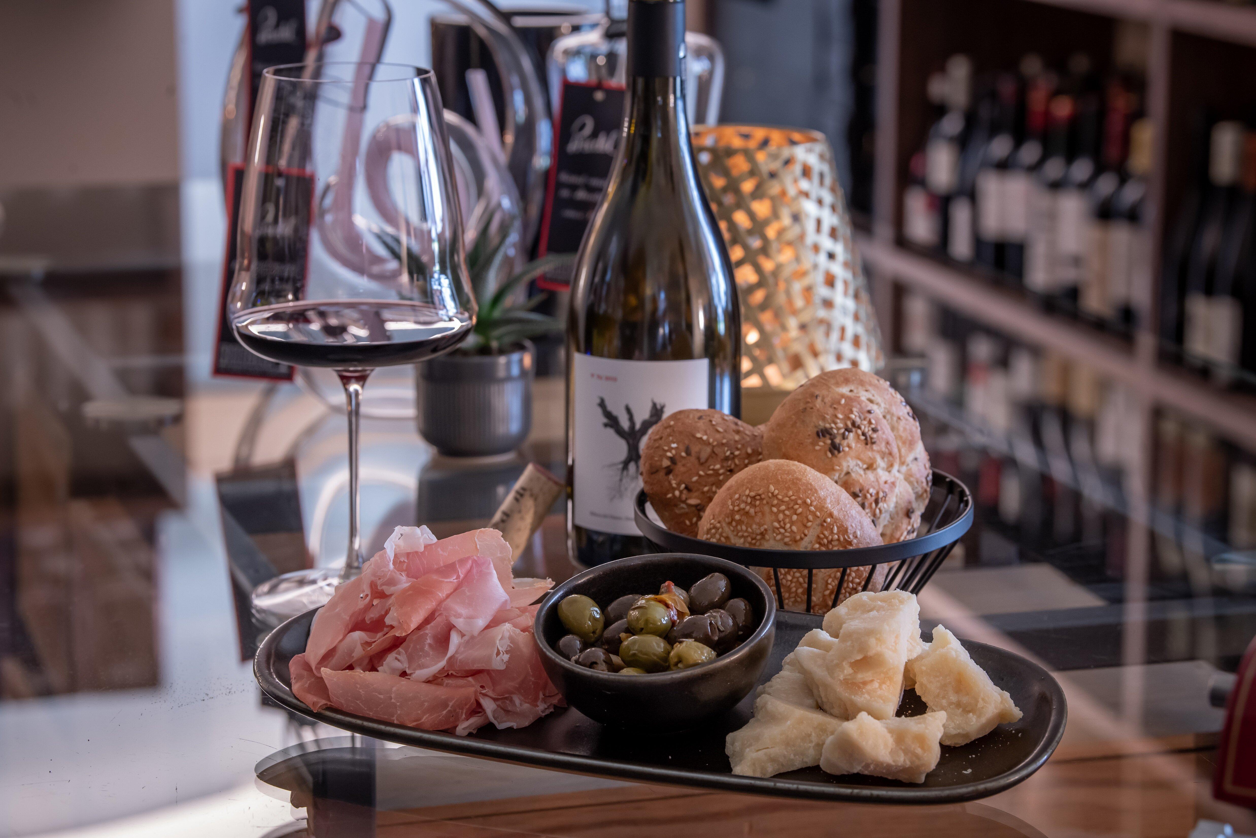 Lounge & Vinothek Capol's