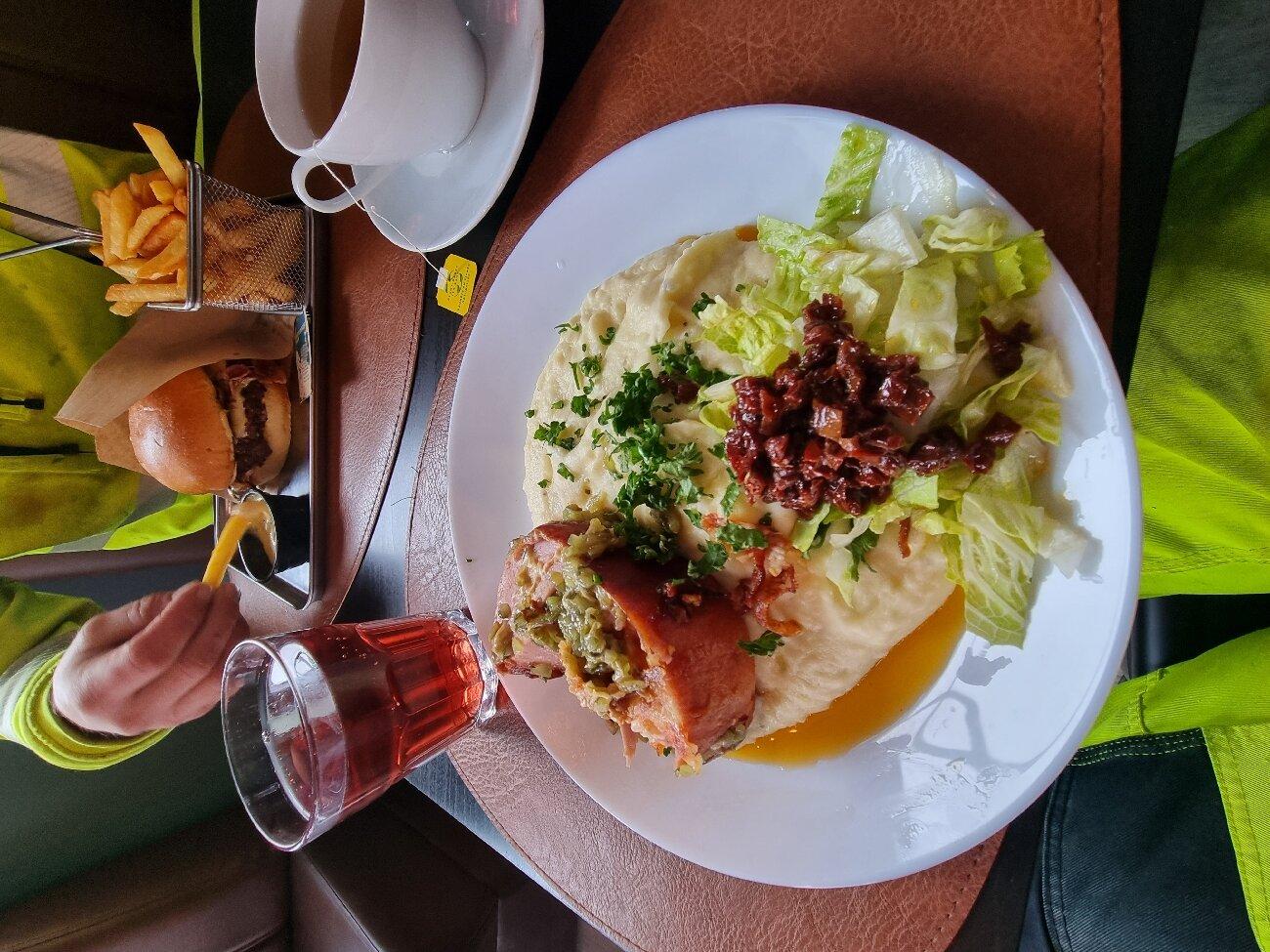 Laddstoppet Kafé Och Grill