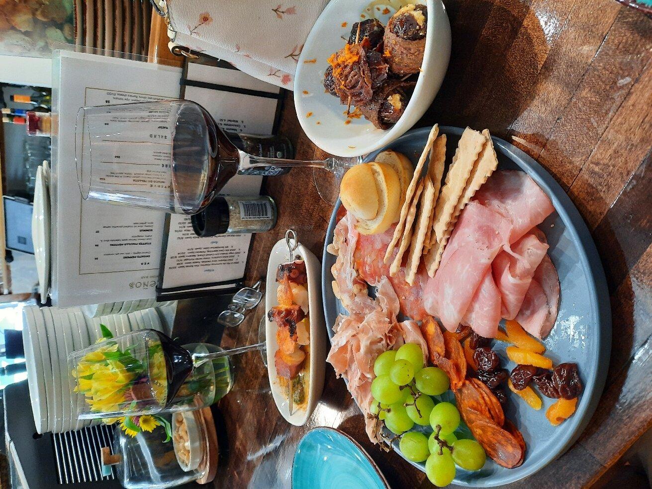 Pequeños Tapas and Wine Bar