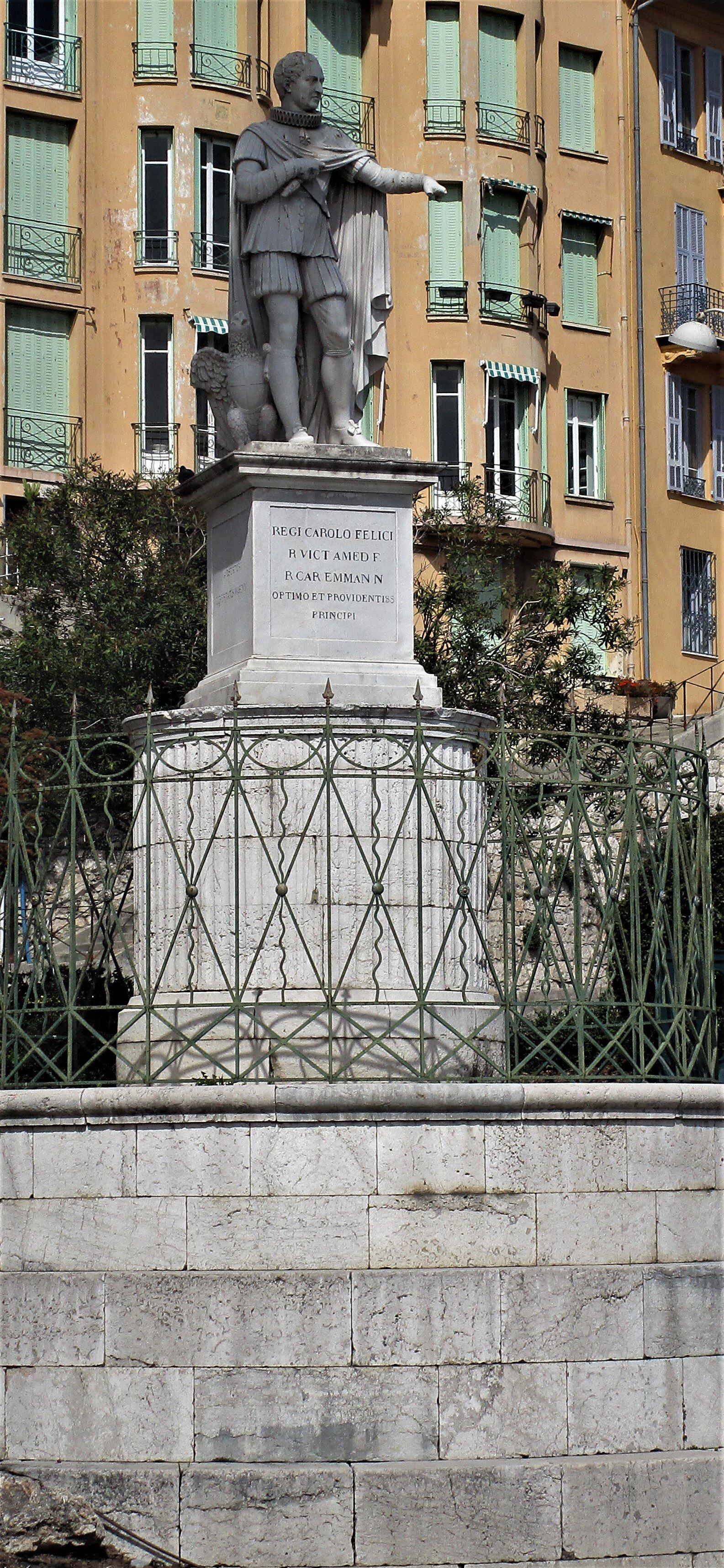 Regi Carolo Felici statue