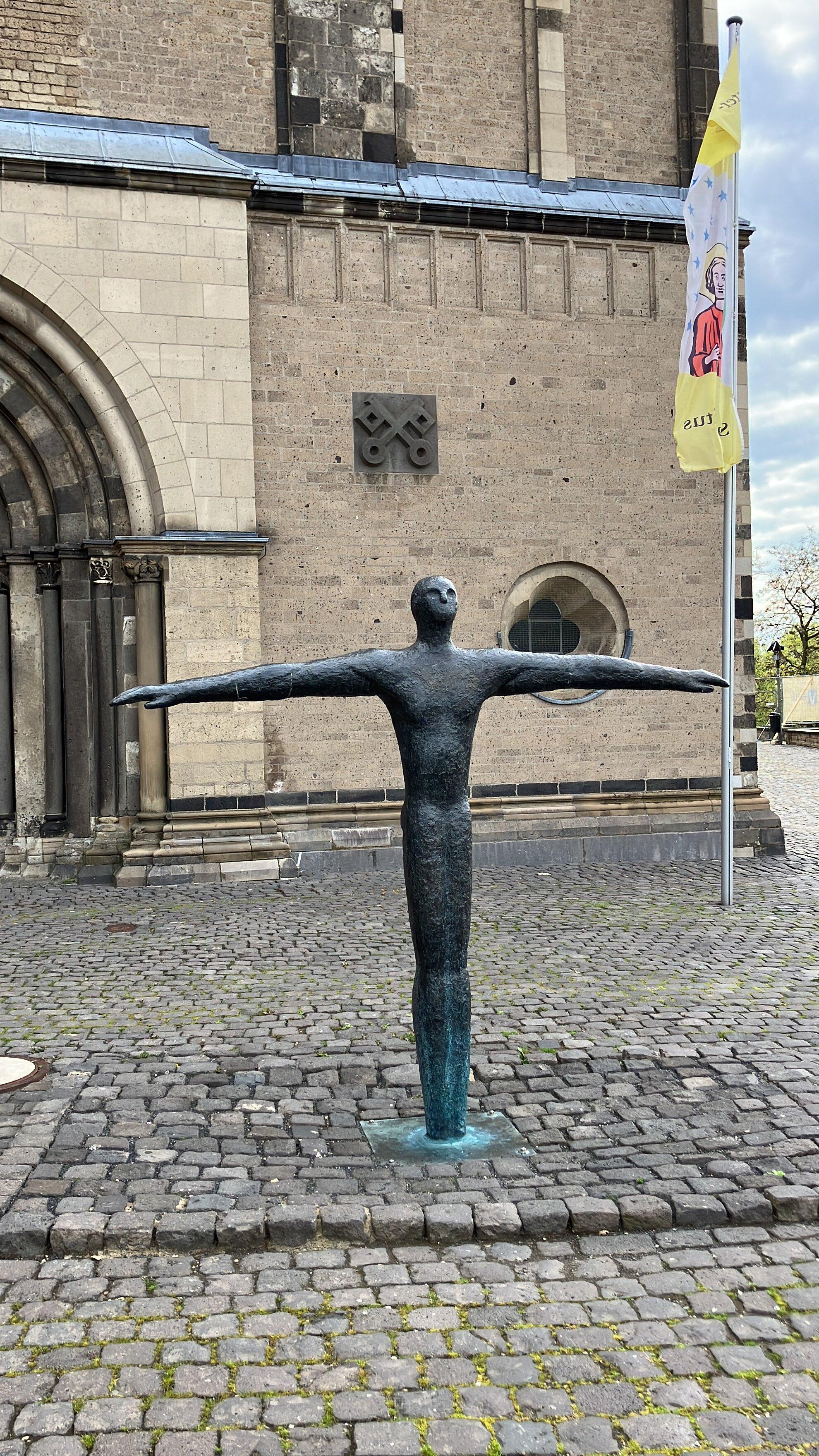 Mensch mit ausgebreiteten Armen