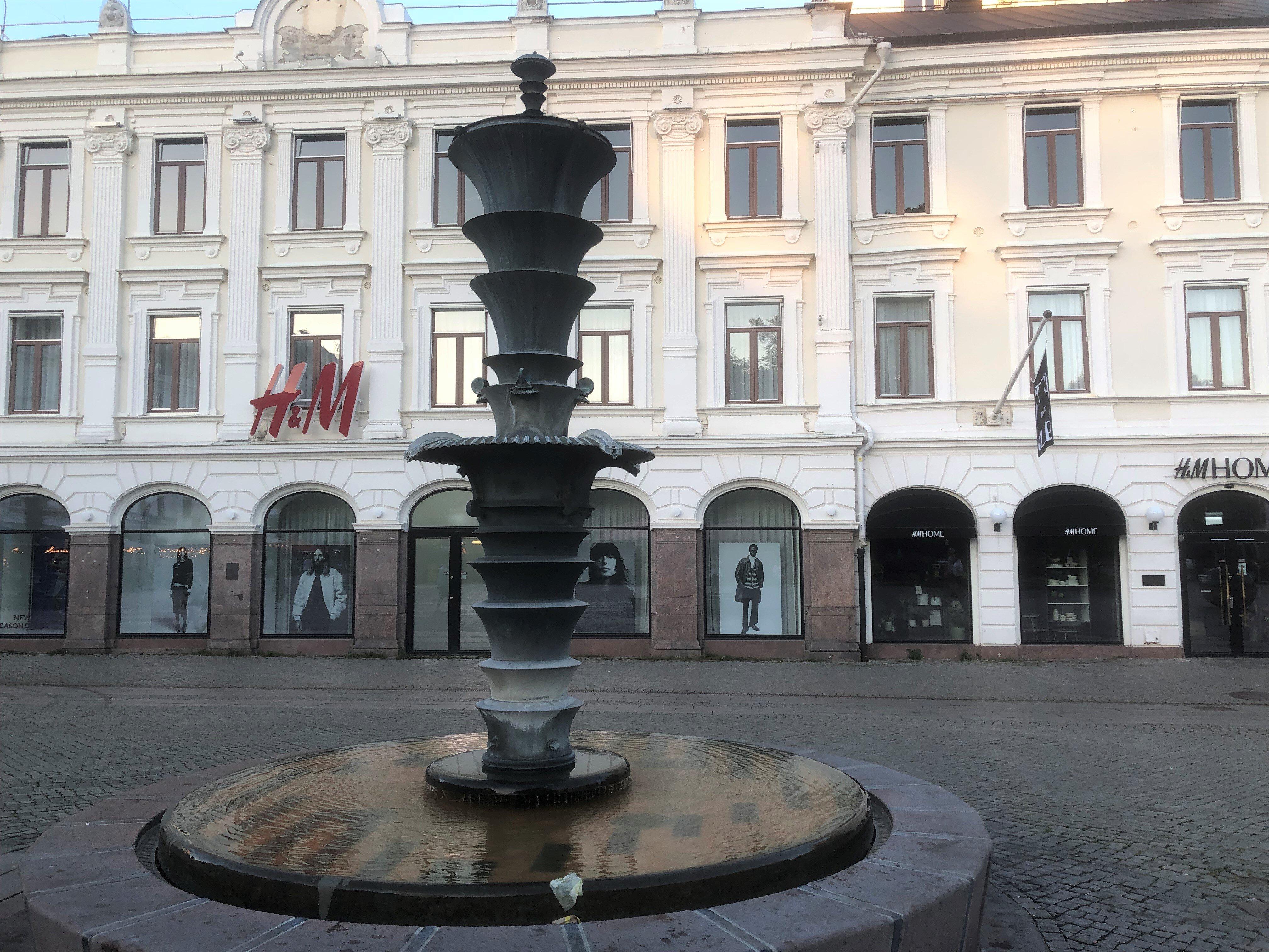 Statyn ''Fem fontäner och ett klot''