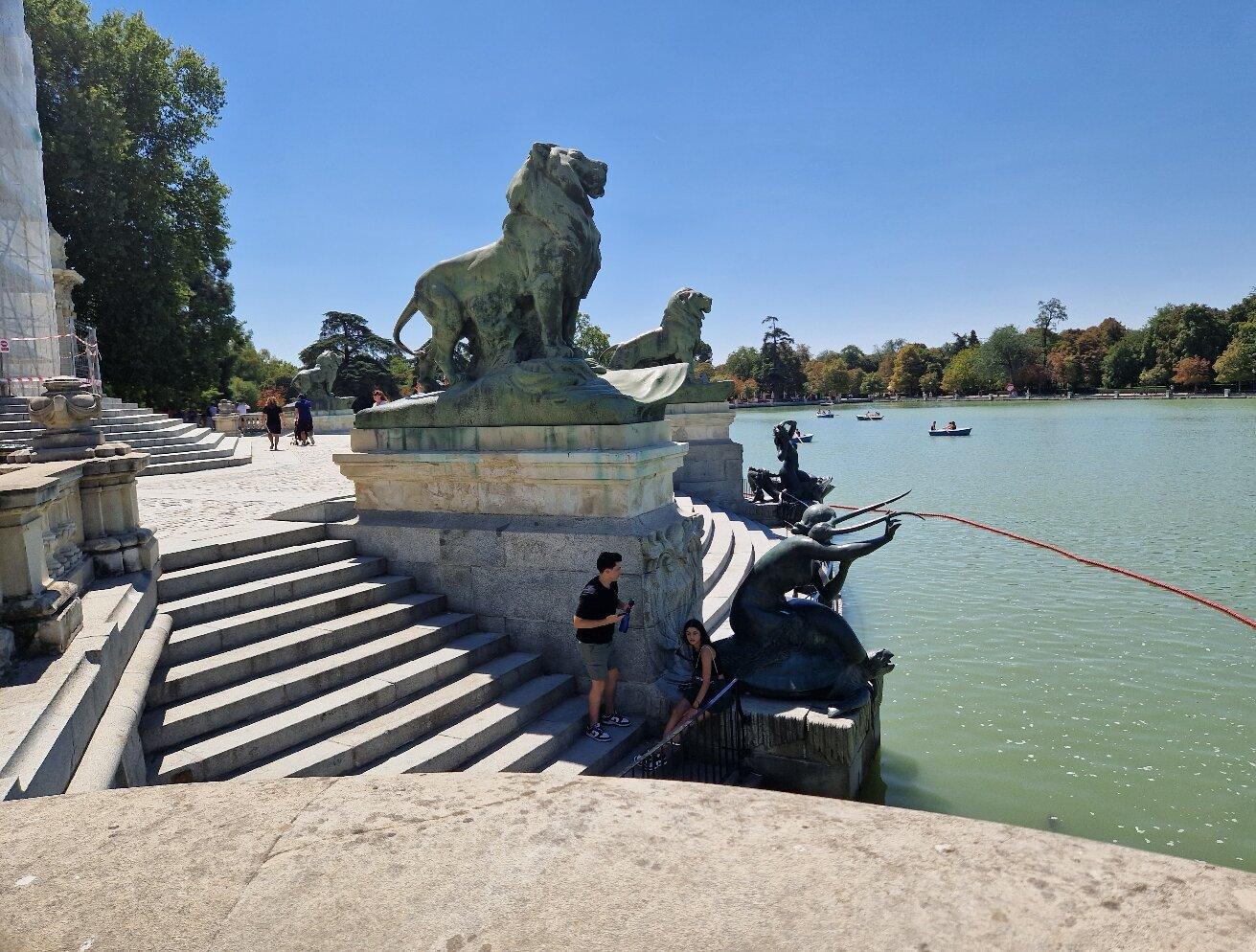 Sirena Sobre Un Langosta Statue