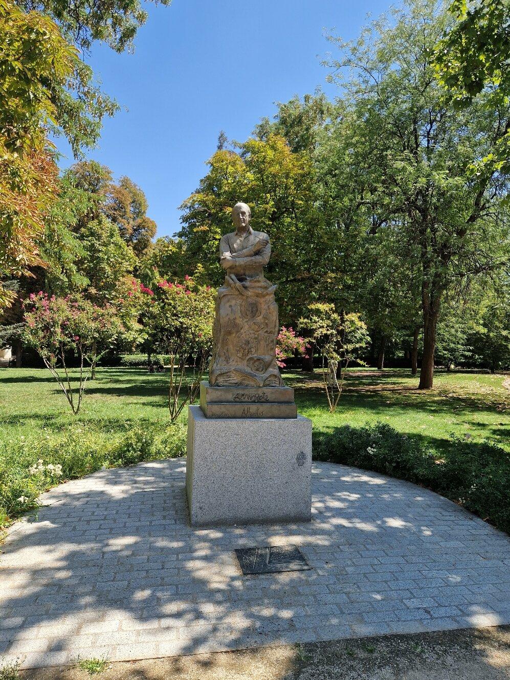 Monumento A Antonio Mingote