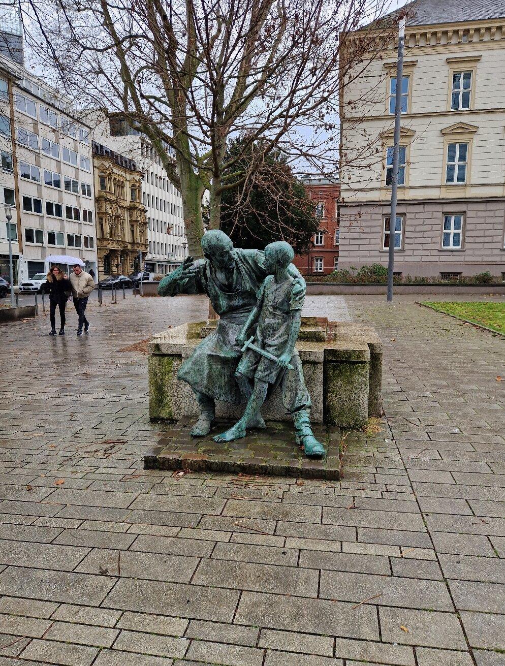 Schmied Mit Knabe Statue