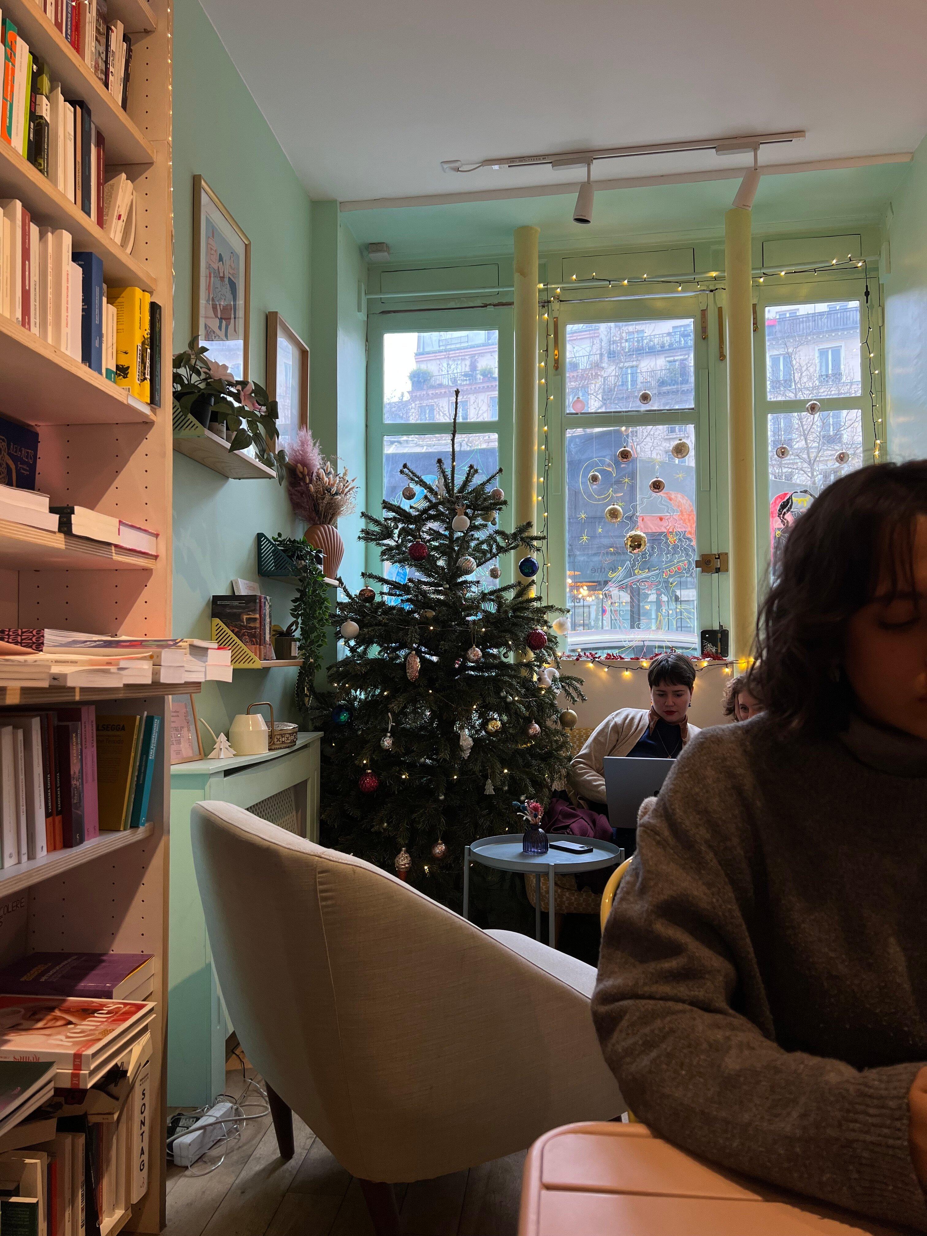 Un livre et une tasse de thé