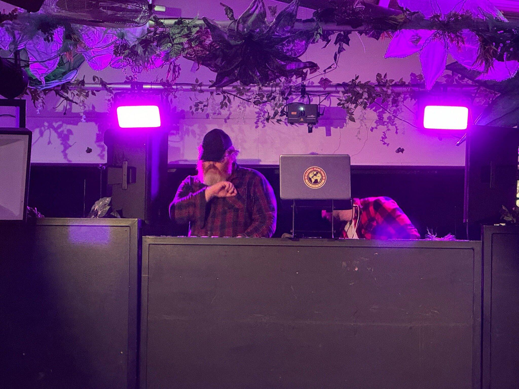 Six Trees Kitchen & Bar