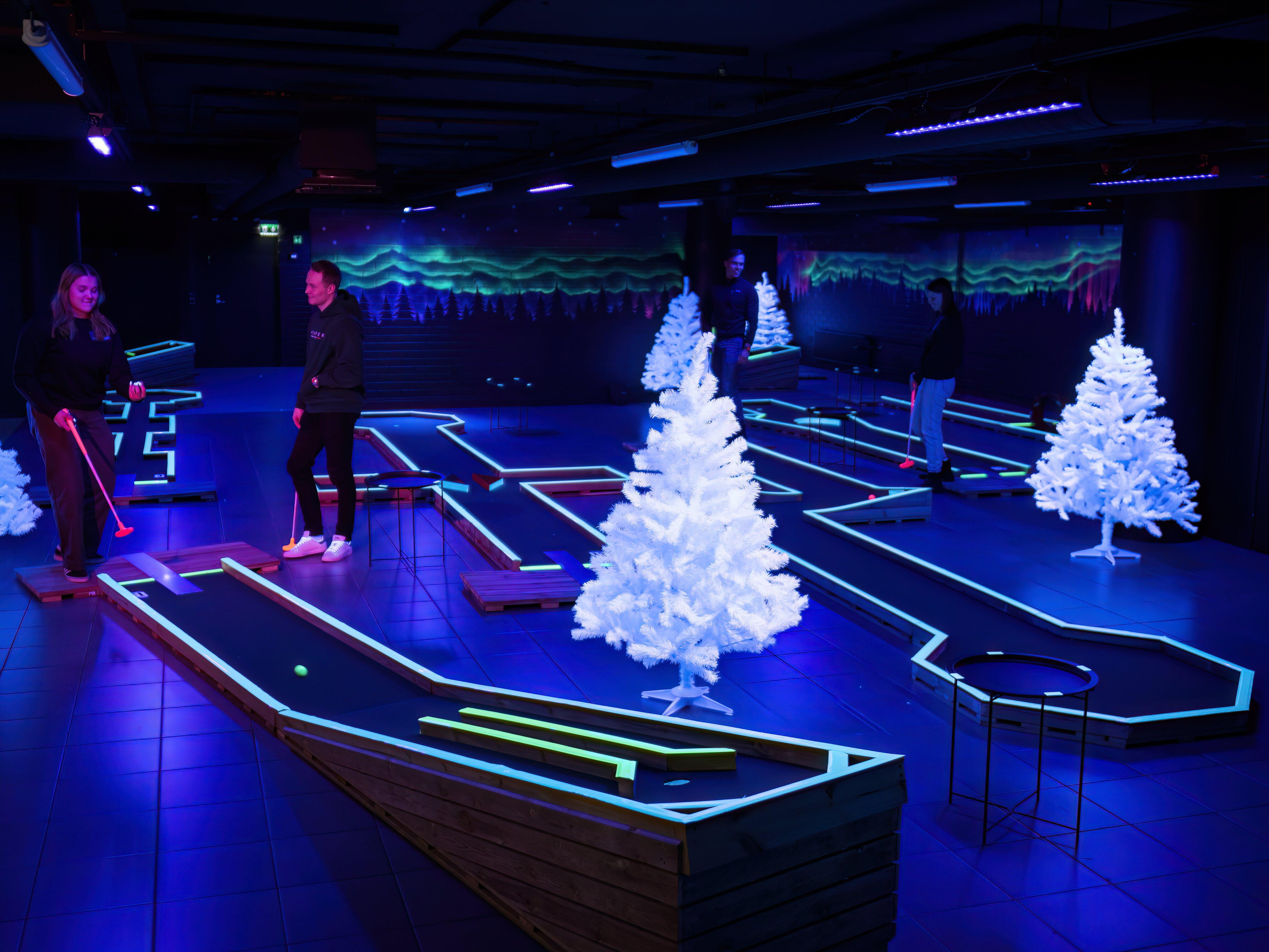 Arctic Glow Minigolf