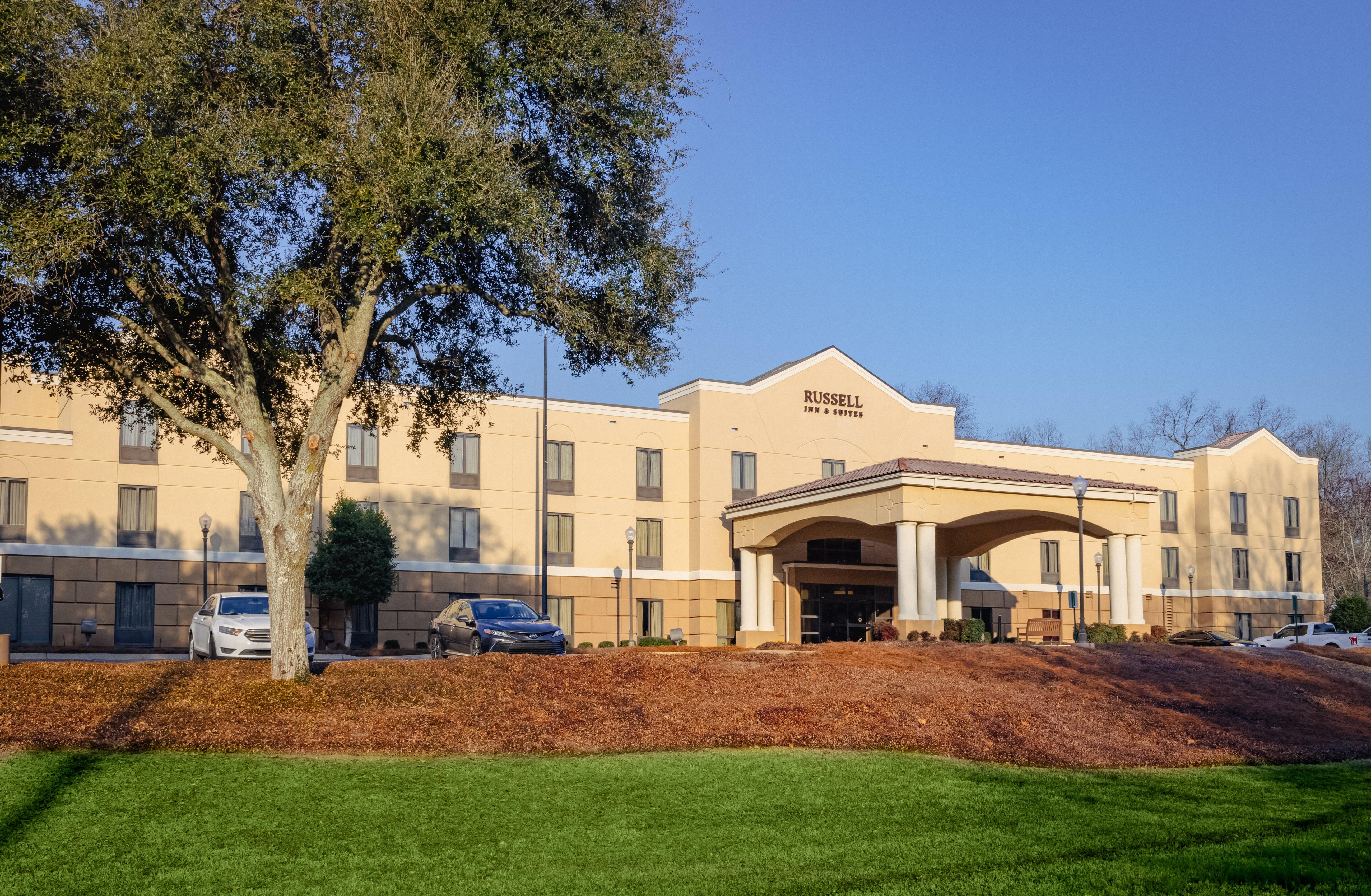 Russell Inn & Suites