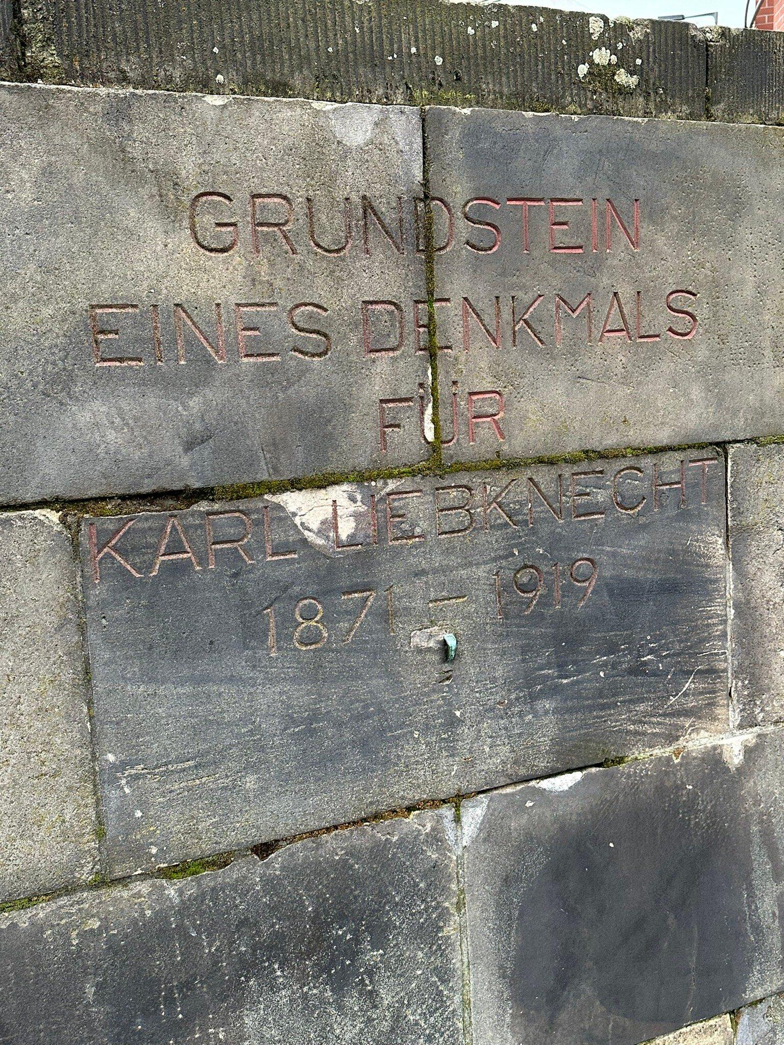 Liebknecht Denkmal Sockel