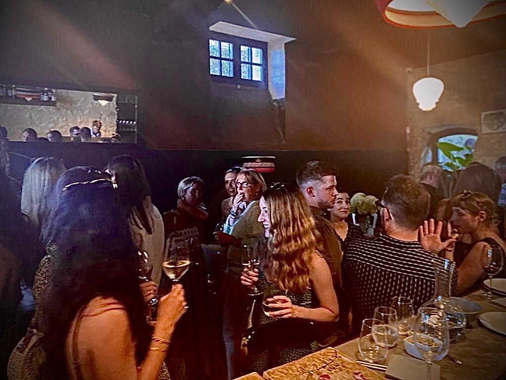 Sous la Robe - Wine Lounge