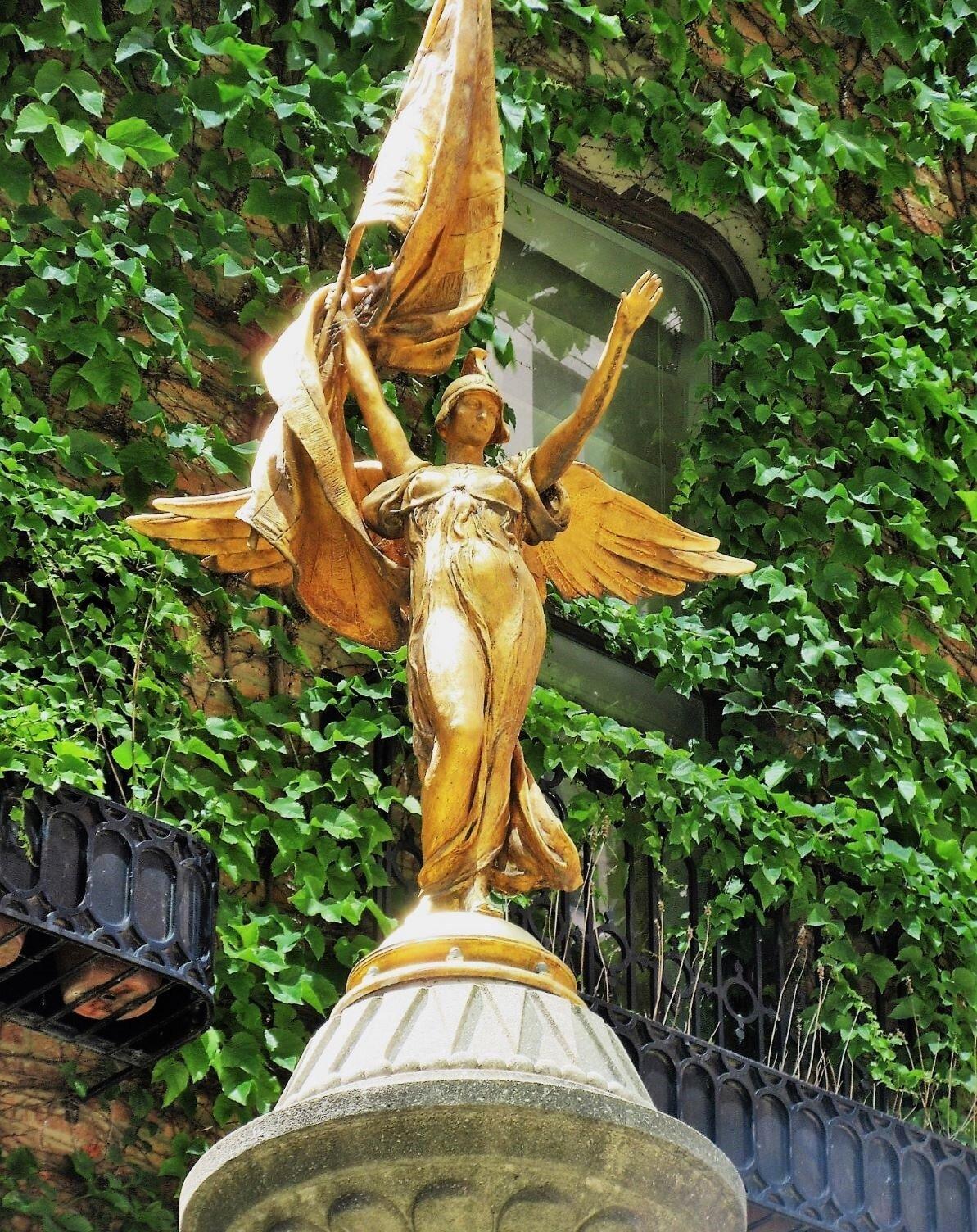 Sculpture Victory by Daniel Chester French