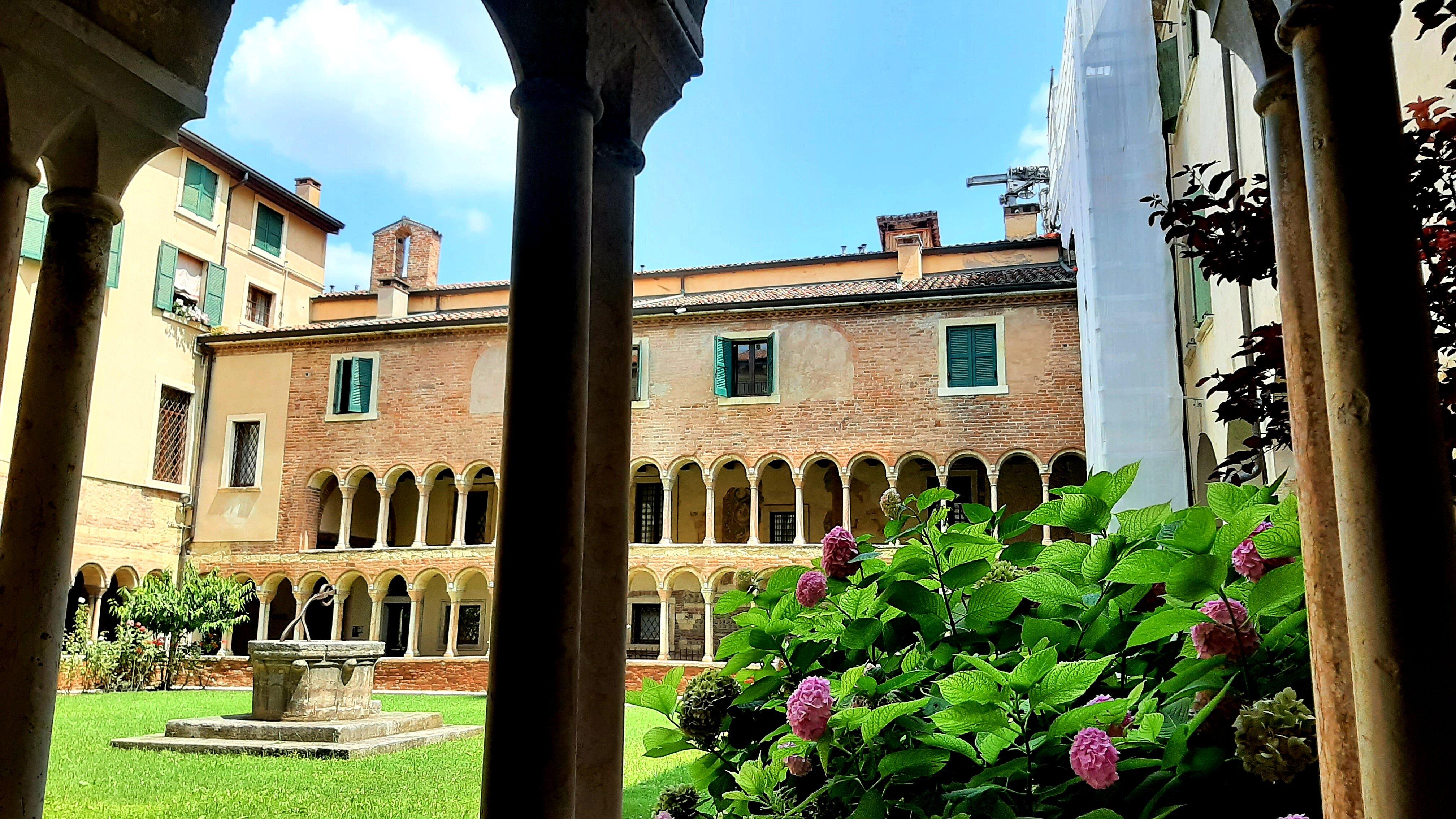 Chiostro dei Canonici