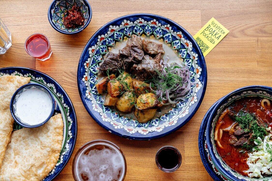 Chebureki i Ryumochnaya u Larisy