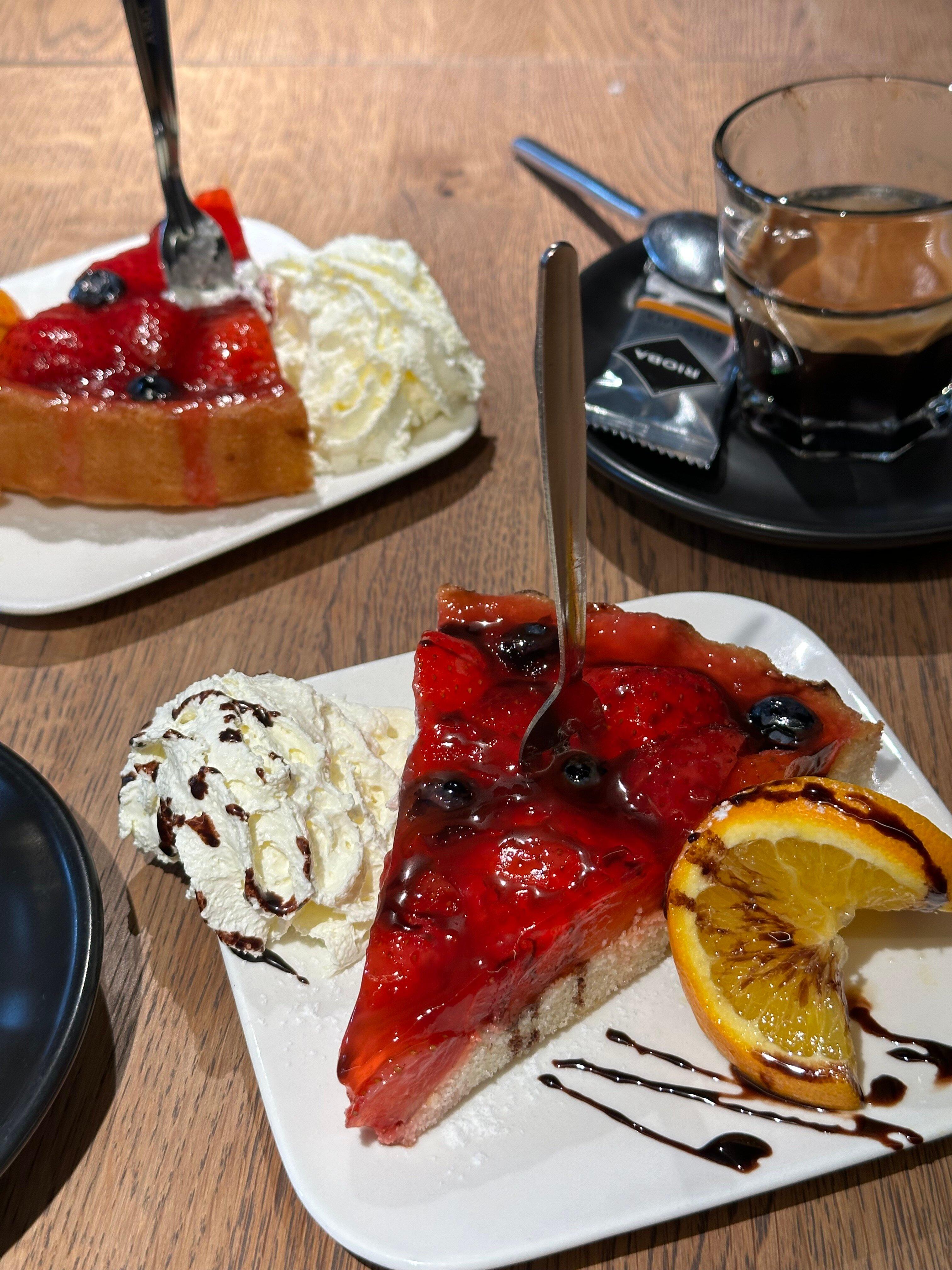 Zimmer Nr. 2, Cafe-bar