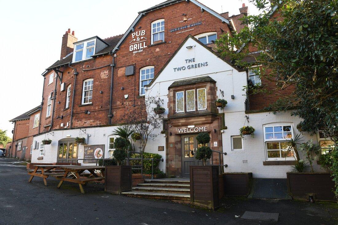 The Two Greens - Pub & Grill