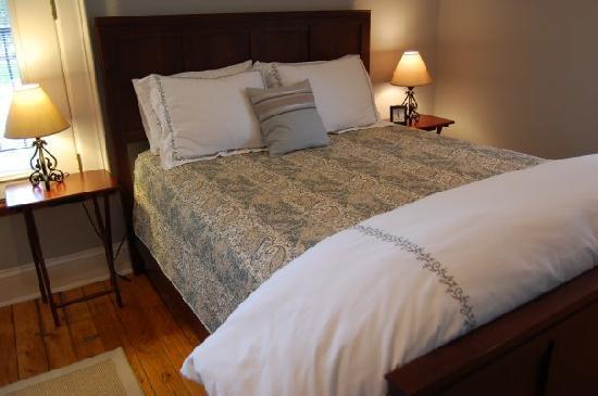 24 East Main Street Bed & Breakfast