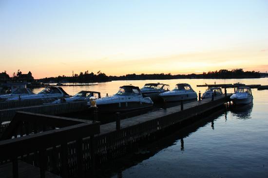 Hill's Motor Court & Marina Inn