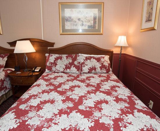 Niagara Parkway Court